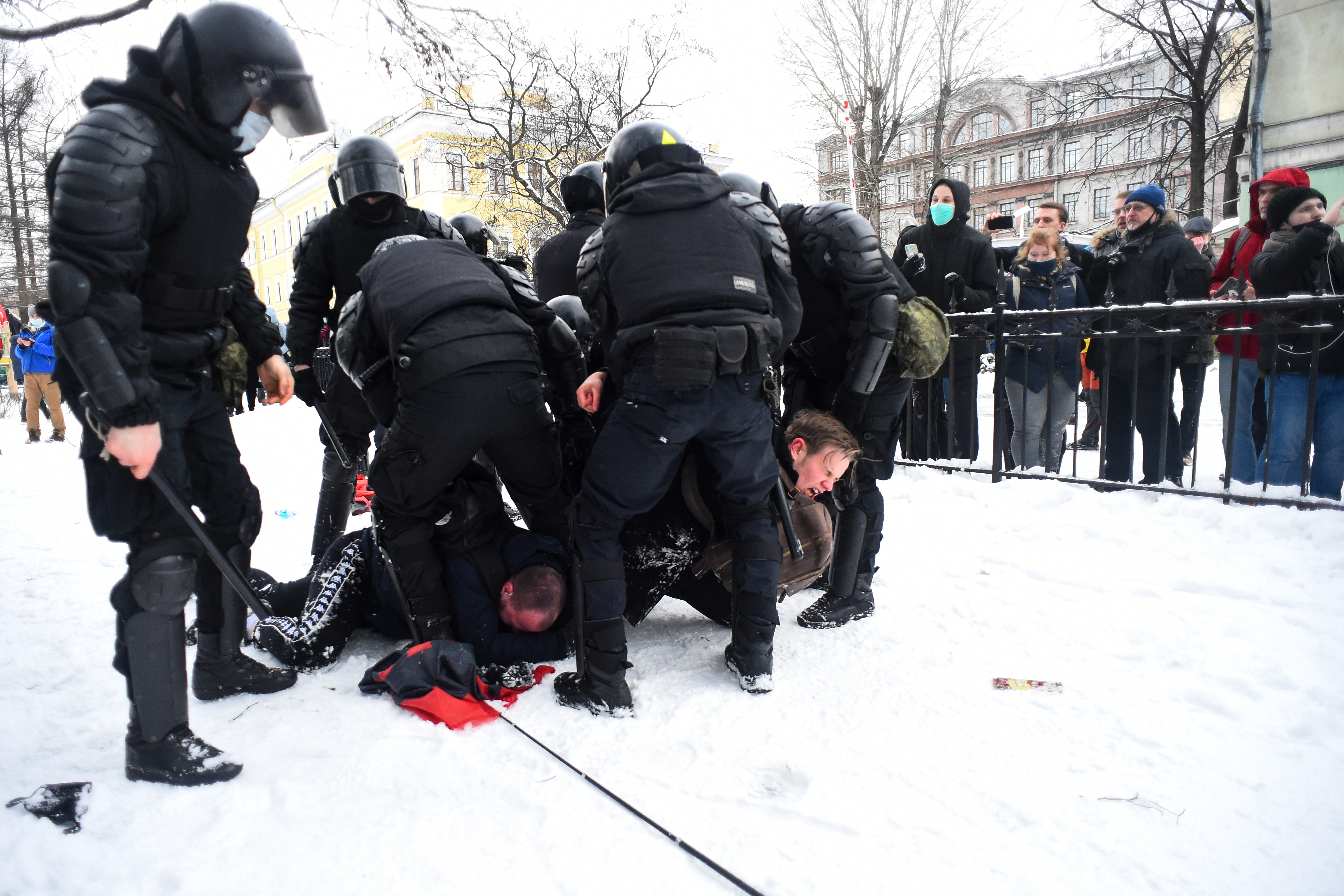 Sorra tartóztatják le az embereket a Navalnij melletti tüntetésen