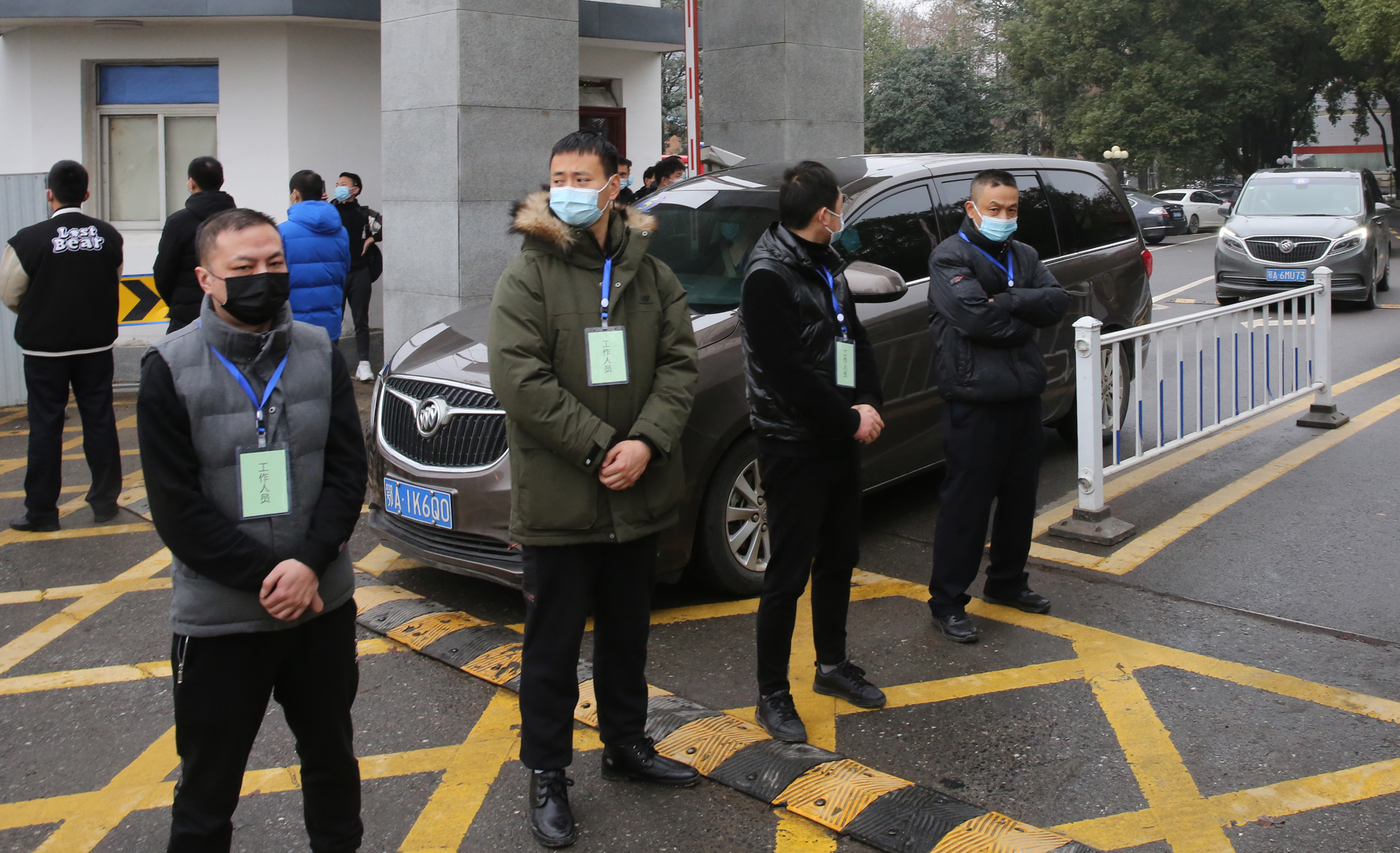 A kínai hatóságok szoros kíséretében inspekciózik Vuhanban a WHO küldöttsége