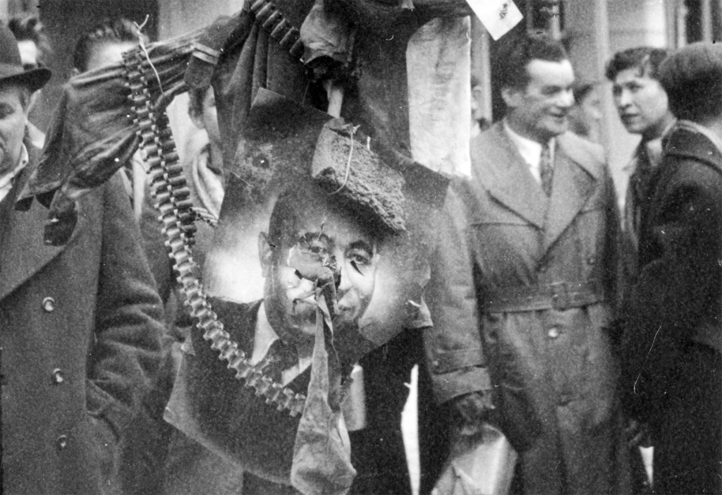 Rákosi-ábrázolás az 1956-os Budapesten, egy madárijesztő részeként.