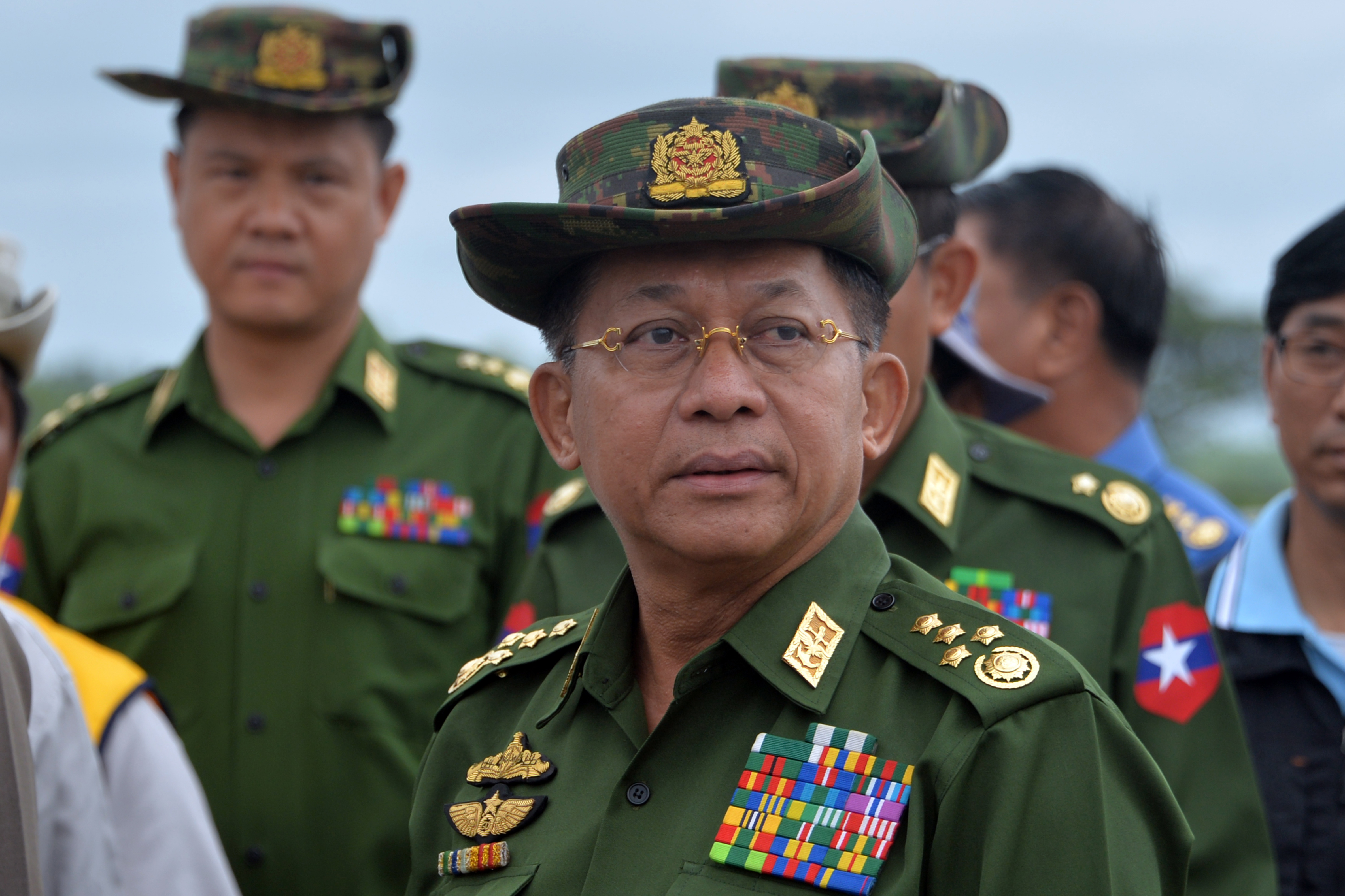 A mianmari tábornokoknak elegük lett a „demokráciából”