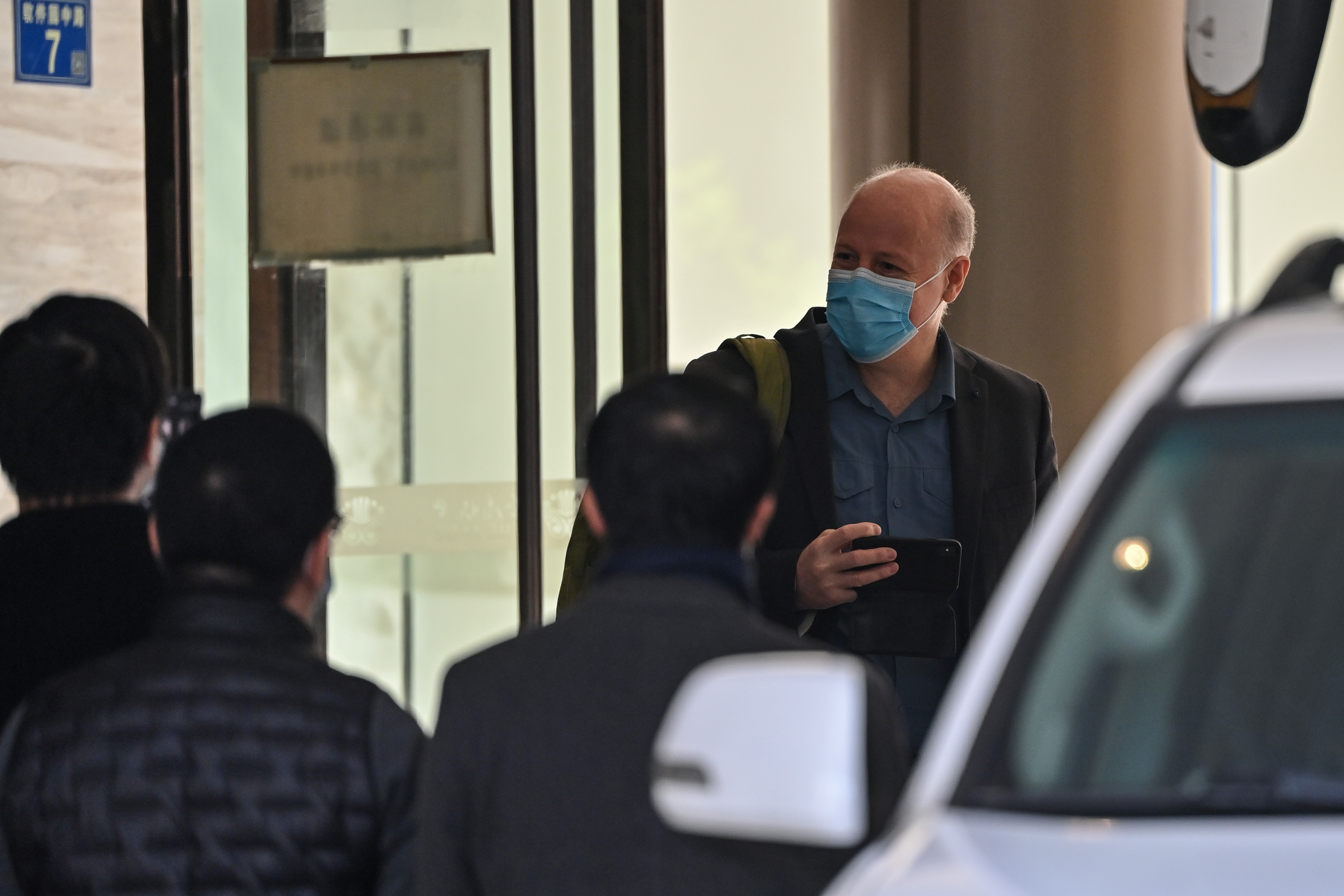 Peter Daszak a SARS-CoV-2 koronavírus eredetét kutató vizsgálat során a kínai Vuhanban, 2021 januárjában
