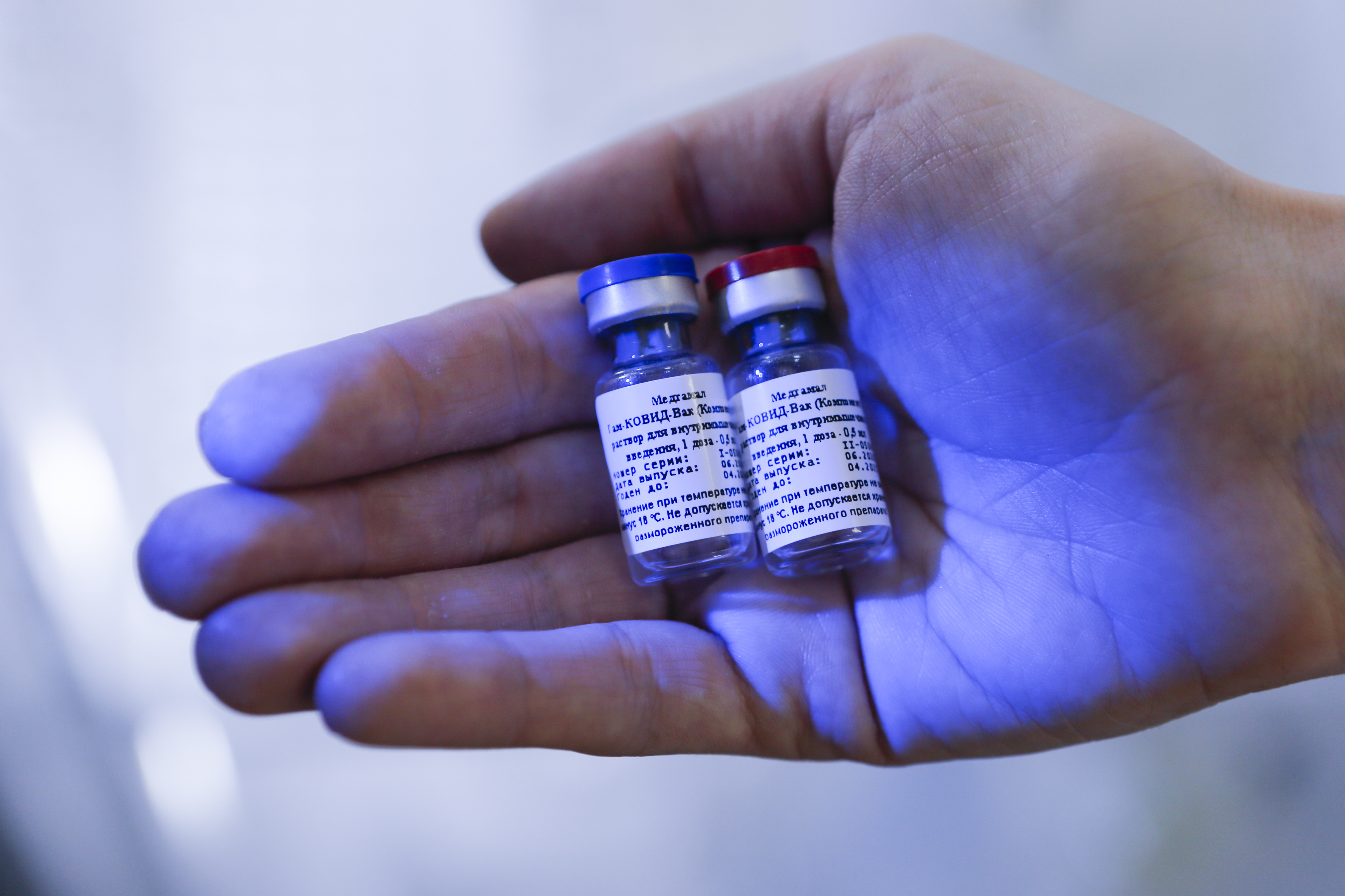 Óvatosságból egyelőre azok kaphatják meg az orosz vakcinát, akik nem szenvednek krónikus betegségben