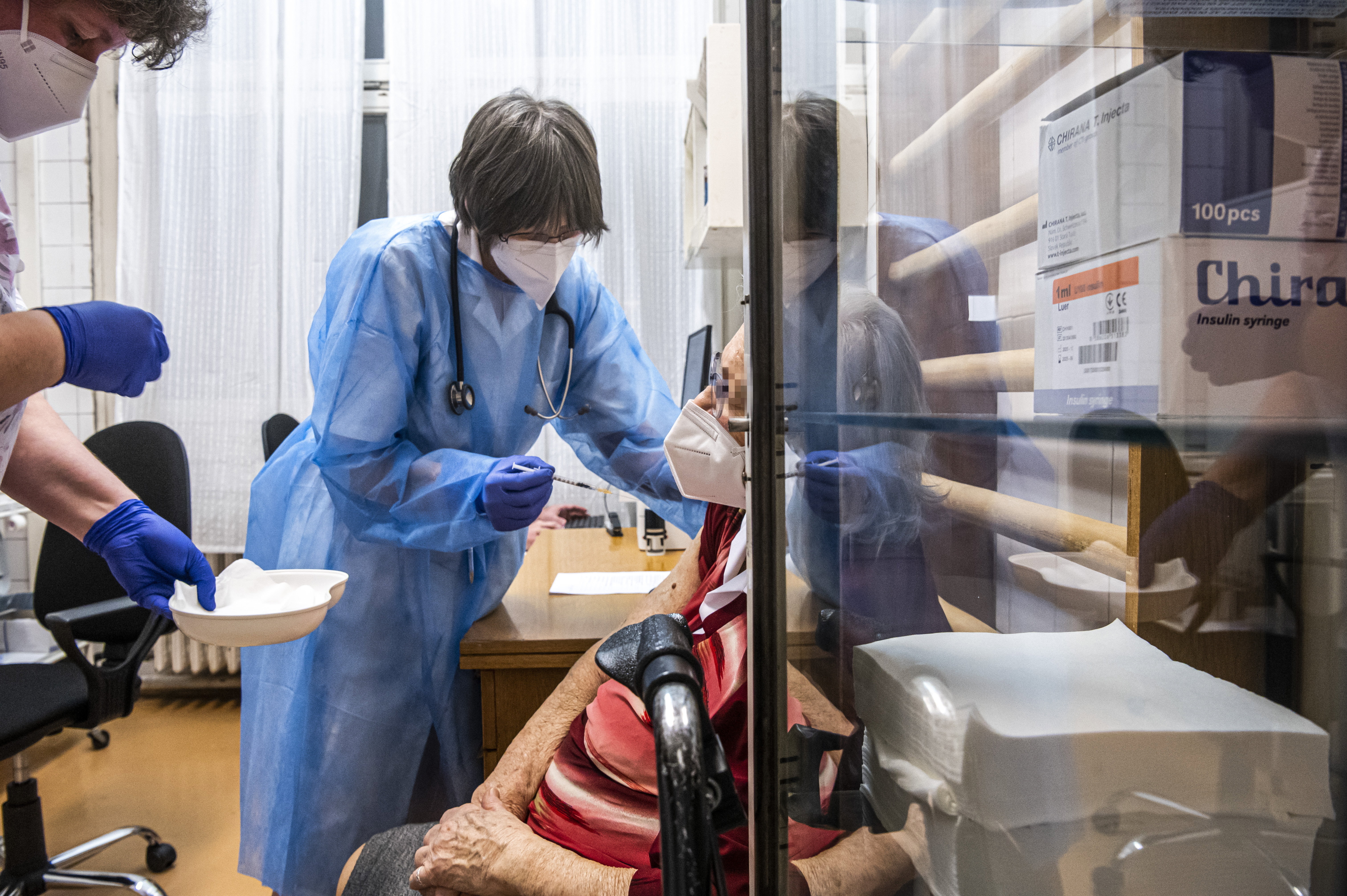 Koronavírus: közel 8000-en kórházban, hirtelen és váratlan törés a fertőzési görbén