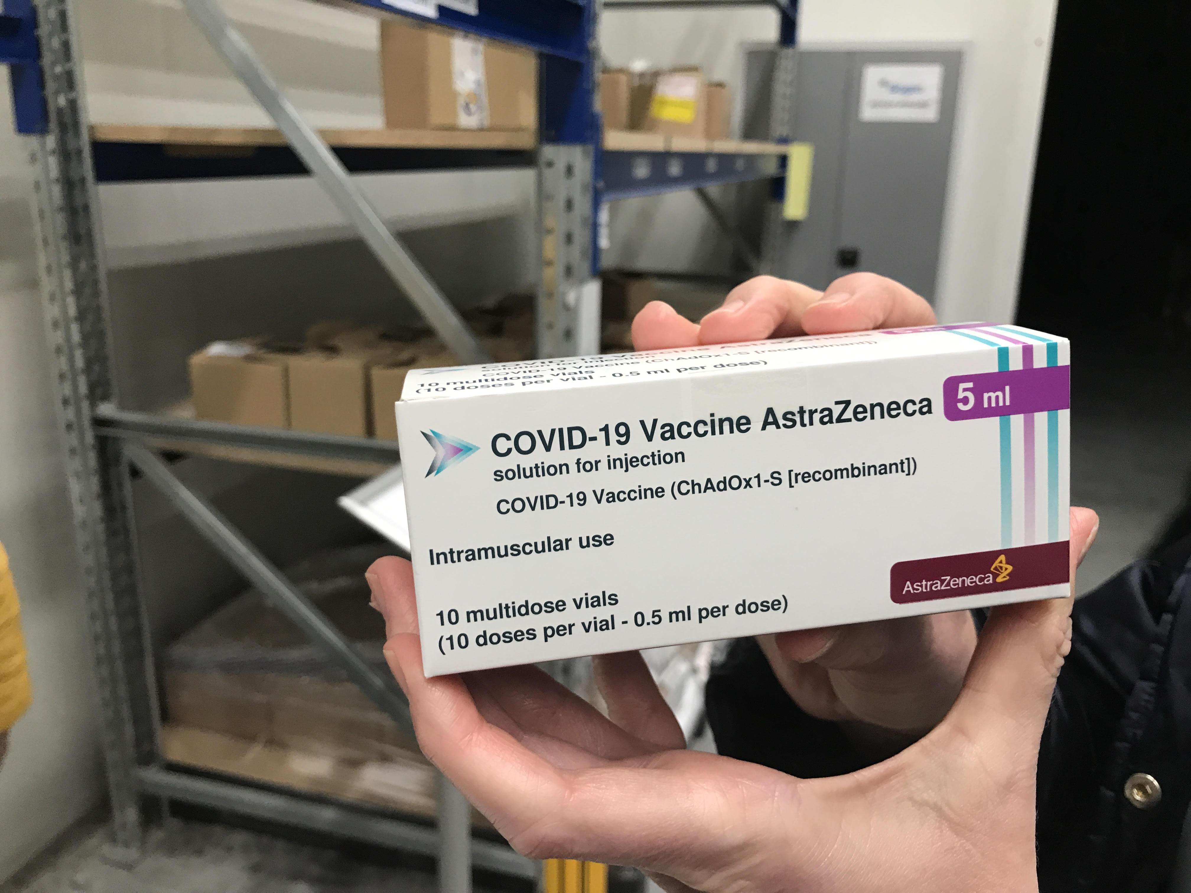 Megérkezett Magyarországra az első szállítmány az AstraZeneca vakcináiból