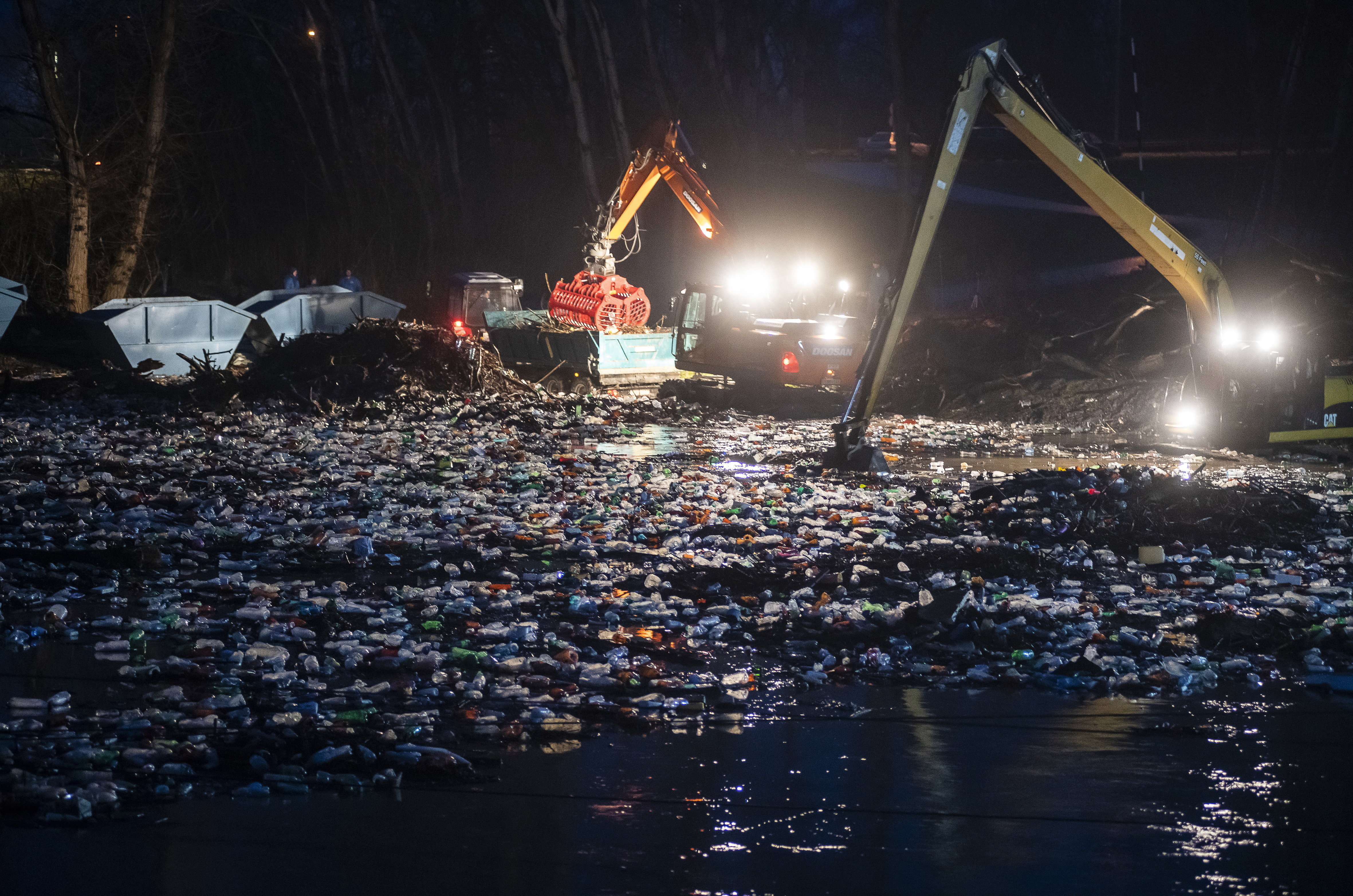 Kommunális hulladékot távolítanak el munkagépekkel a Tiszából Vásárosnaményban 2021. február 6-án