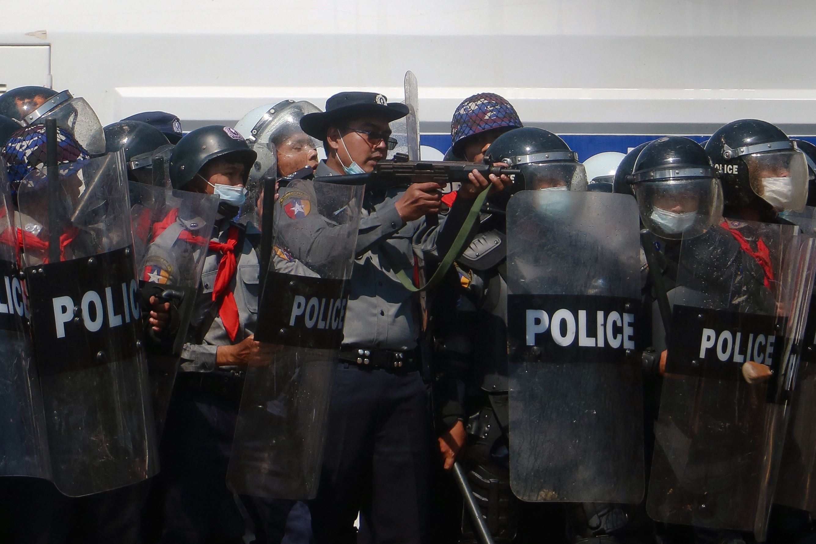 Éles lőszert használt a rendőrség a tüntetők ellen Mianmarban