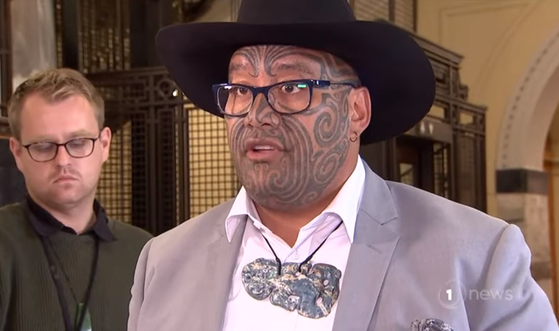 Kizárták az új-zélandi parlament üléséről a maori képviselőt, mert nem hajlandó nyakkendőt viselni