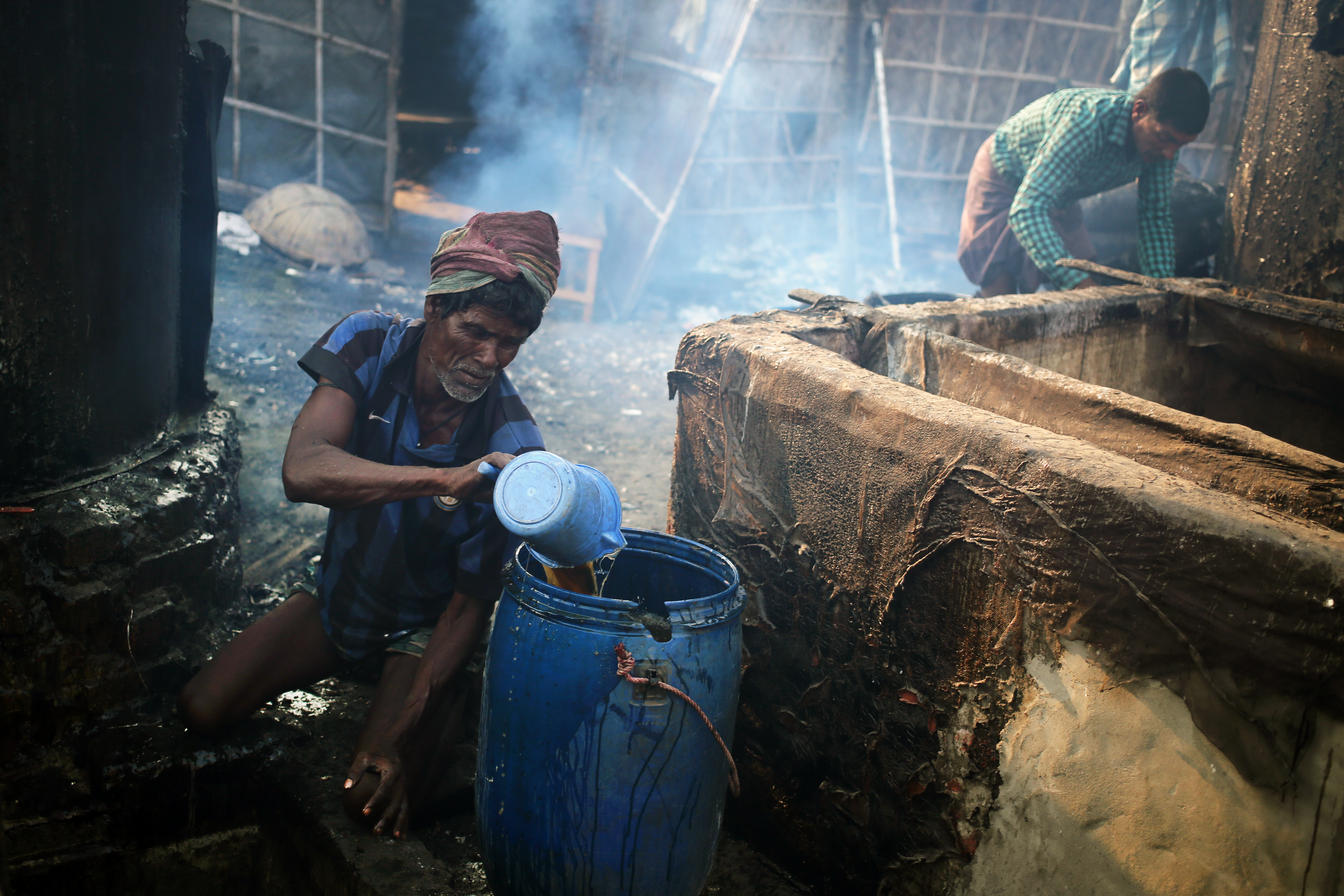 Bőrgyári munkás a bangladesi Dhakában.