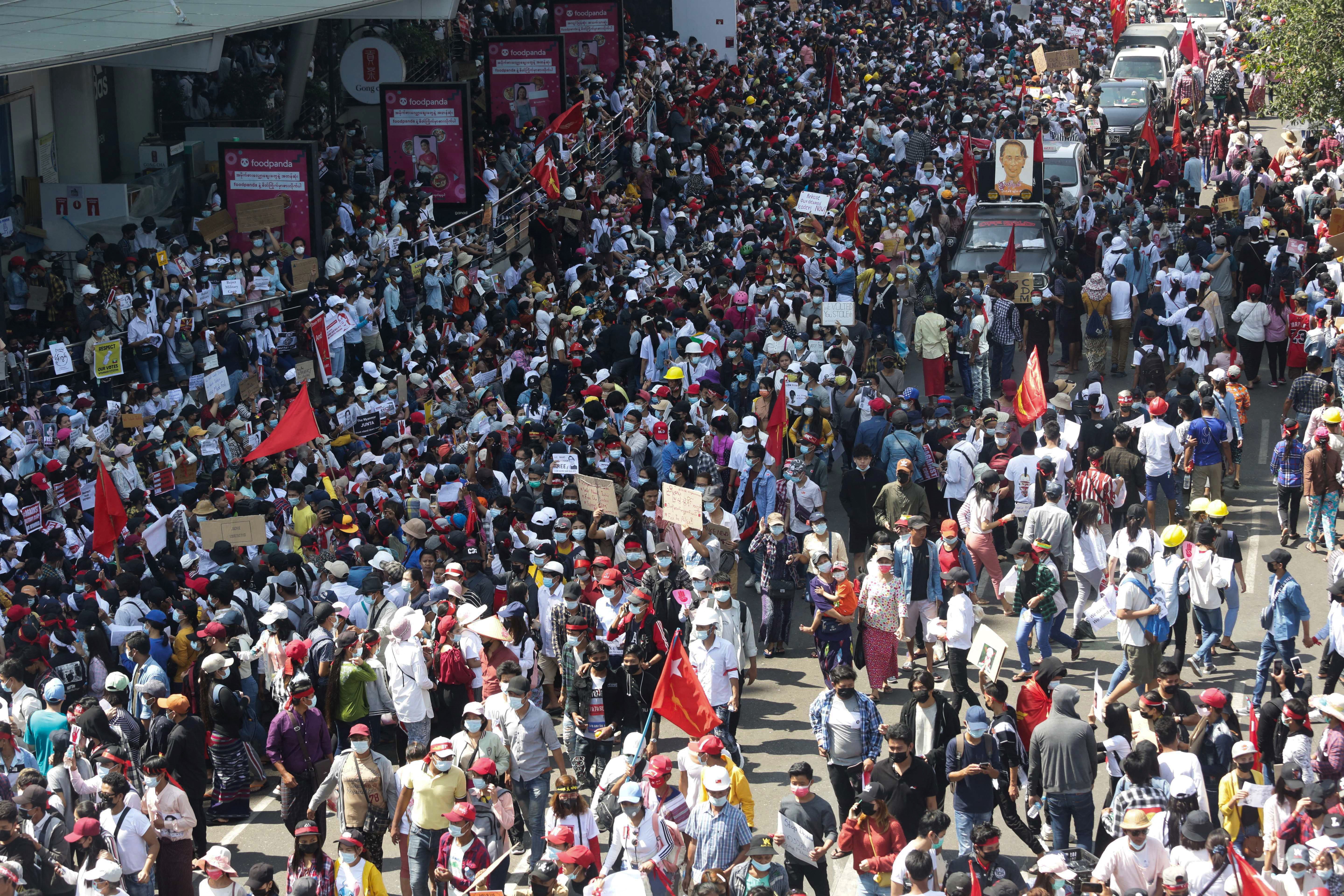 Mianmar nemzeti ünnepén is folytatódtak a tüntetések