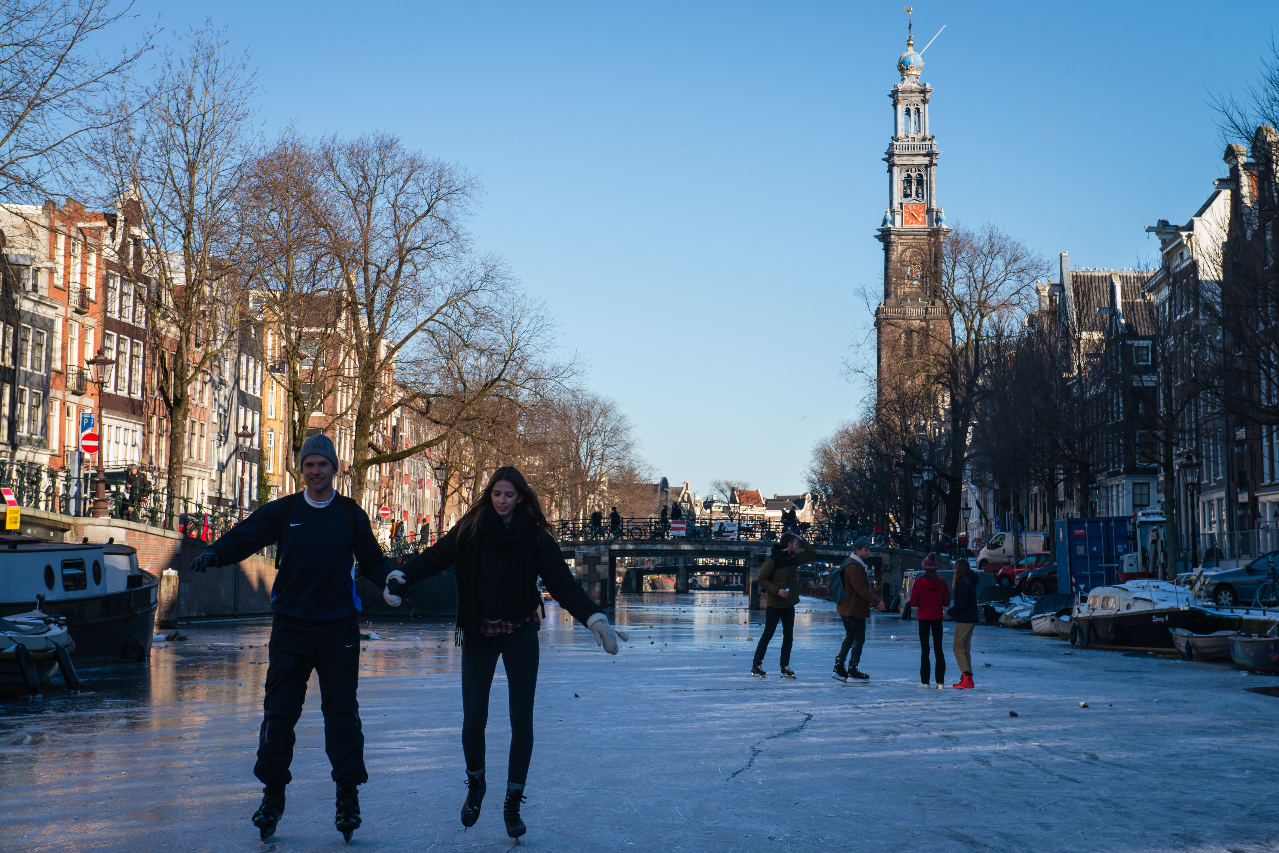 Befagytak a csatornák, korcsolyázhatóvá vált Amszterdam