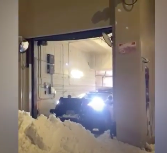 Rendőrellenes tüntetők felhúztak egy hófalat a seattle-i rendőrörs garázsa elé, hogy ne tudjanak kiállni