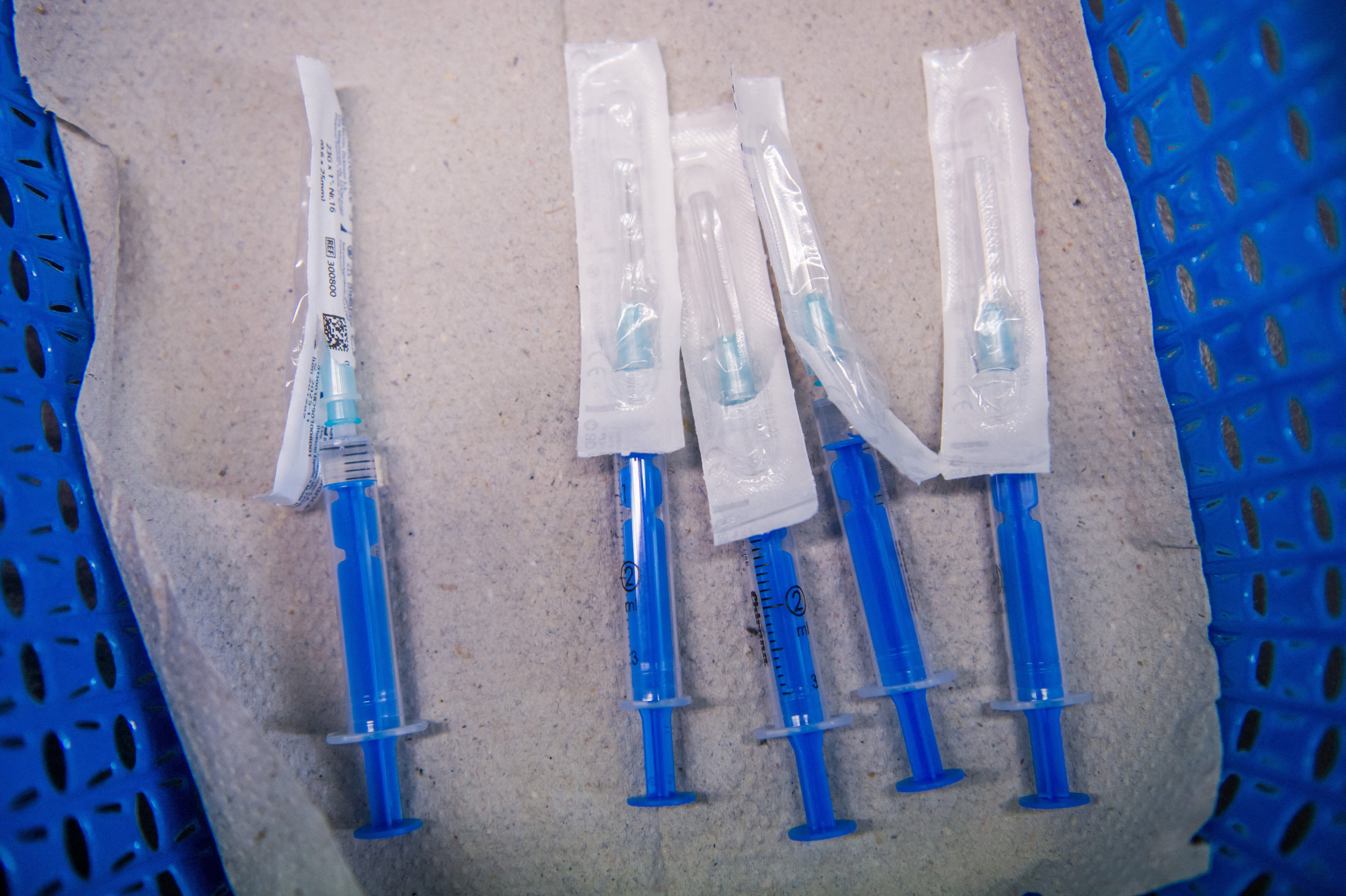 A DK egészségpolitikusa szerint rossz fecskendőket küldenek a vakcinák mellé