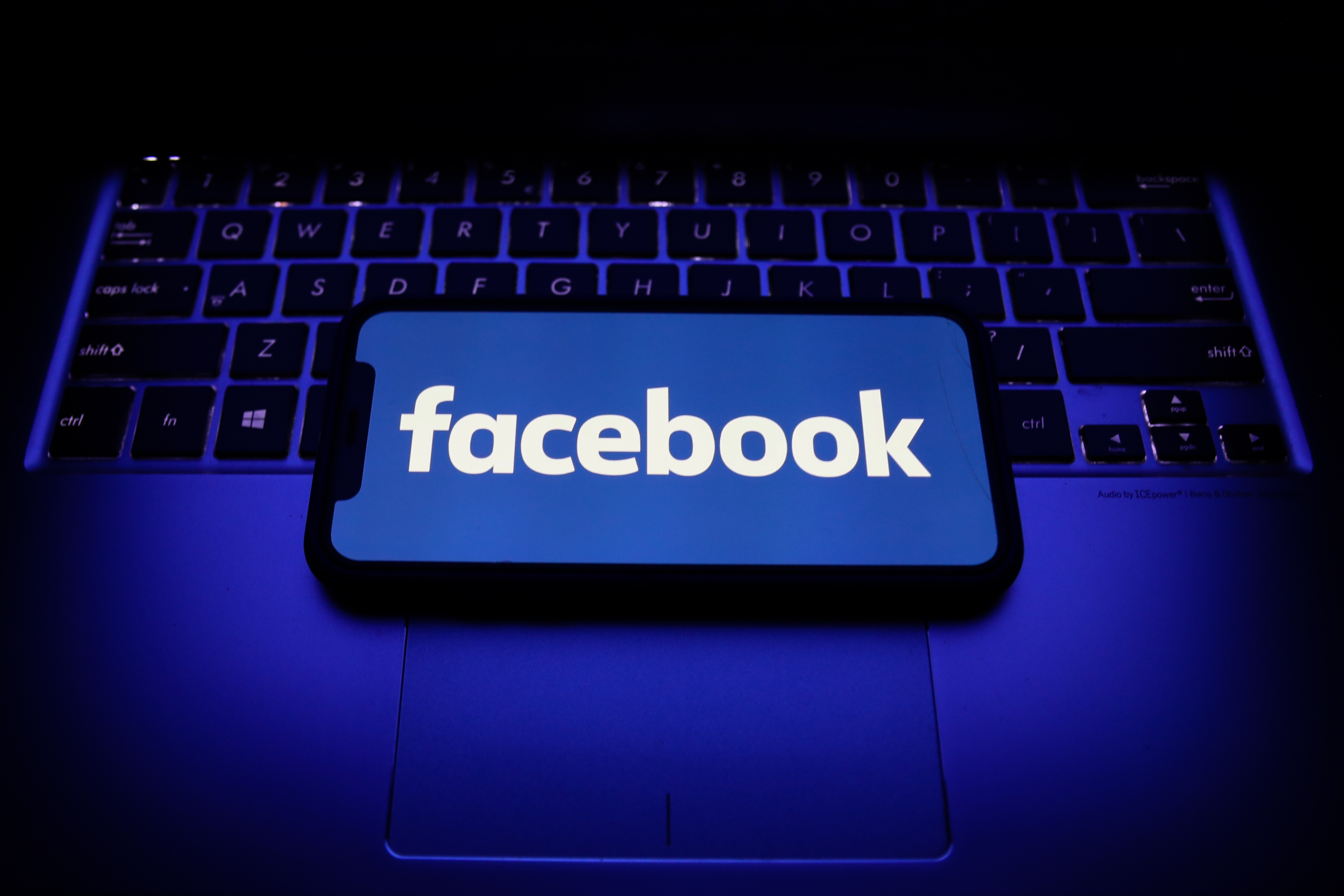 A Facebook leállította az oltásellenes propaganda ellen küzdő algoritmusát, mert túl sok republikánus posztot szedett le
