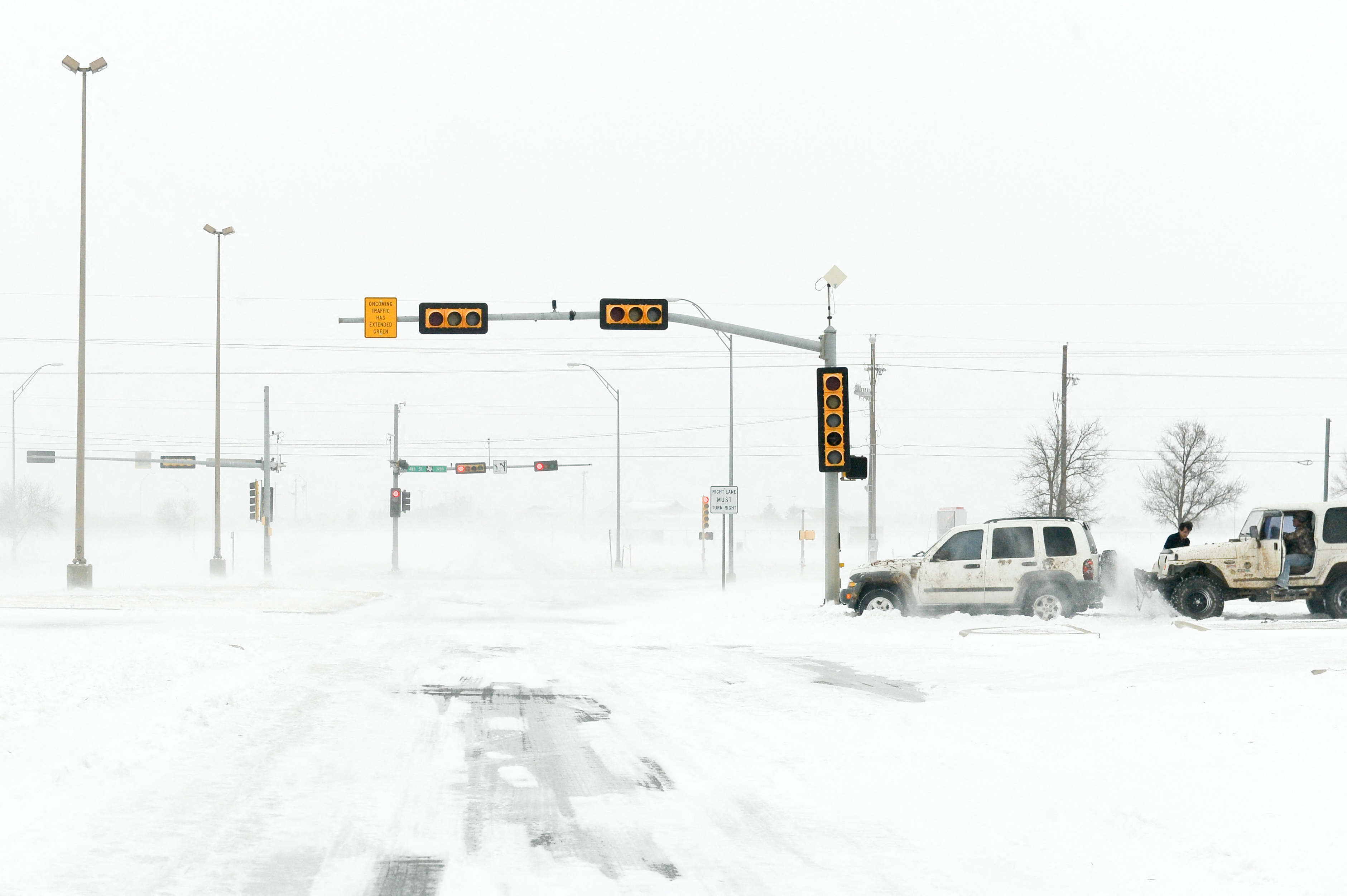Lemondott egy texasi polgármester, miután a hóhelyzetben kiposztolta, hogy „csak az erősek élik túl és a gyengék elpusztulnak”