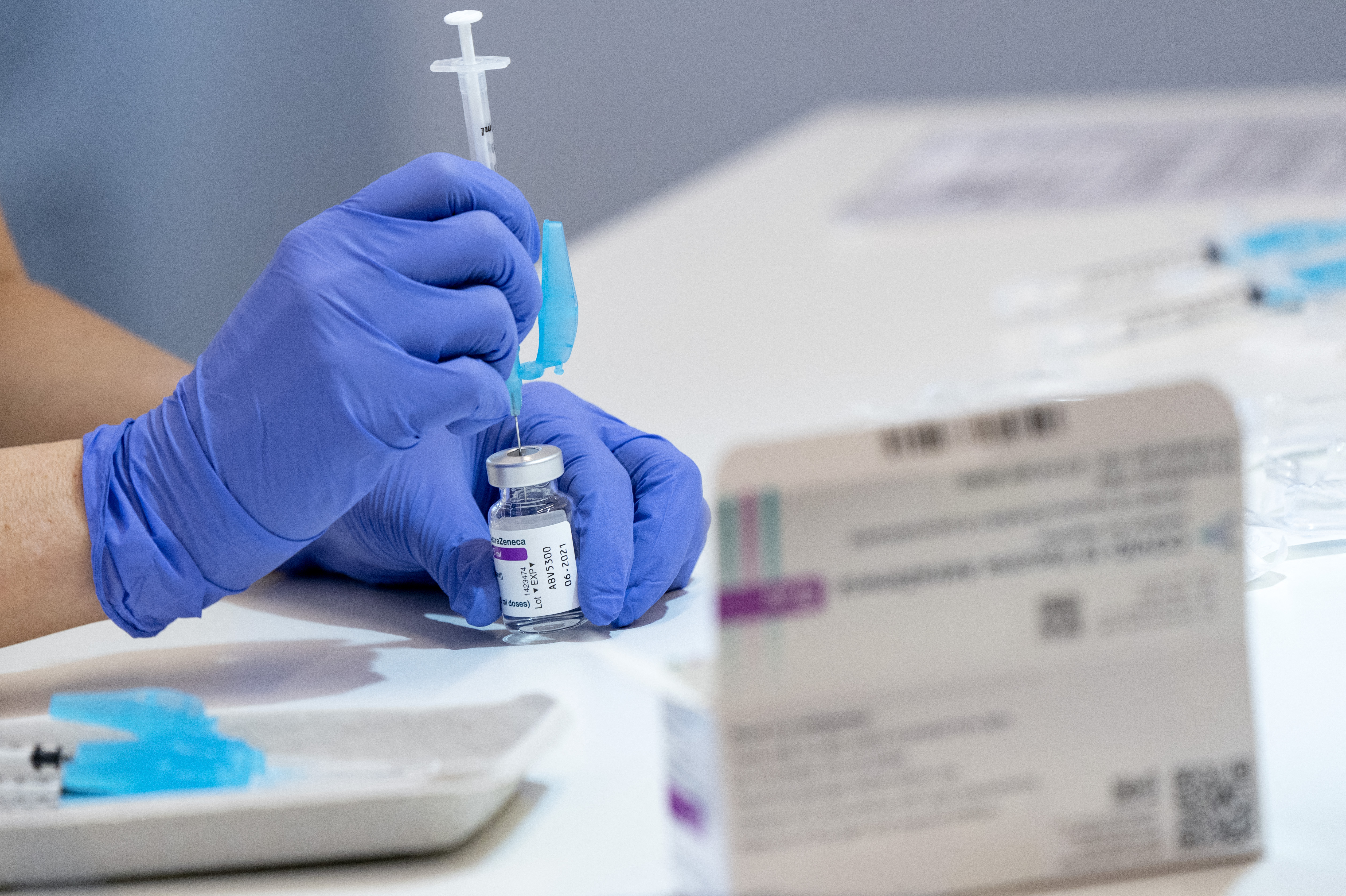 Friss kutatás: az AstraZeneca és a Pfizer vakcinájából az első oltás is 80 százalékos védettséget ad a súlyos megbetegedéssel szemben