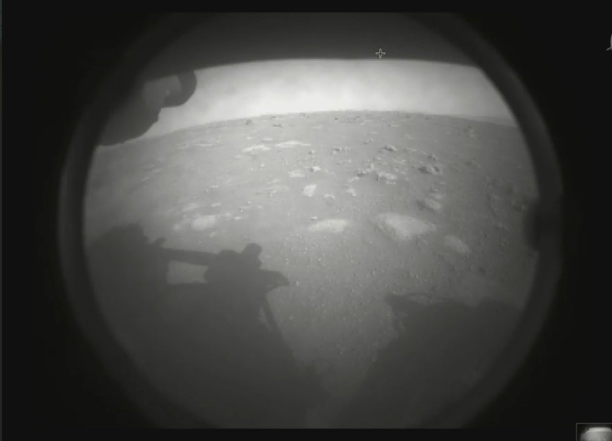 A Perseverance első, közvetlen landolás után készített felvétele a Jezero-kráterből.