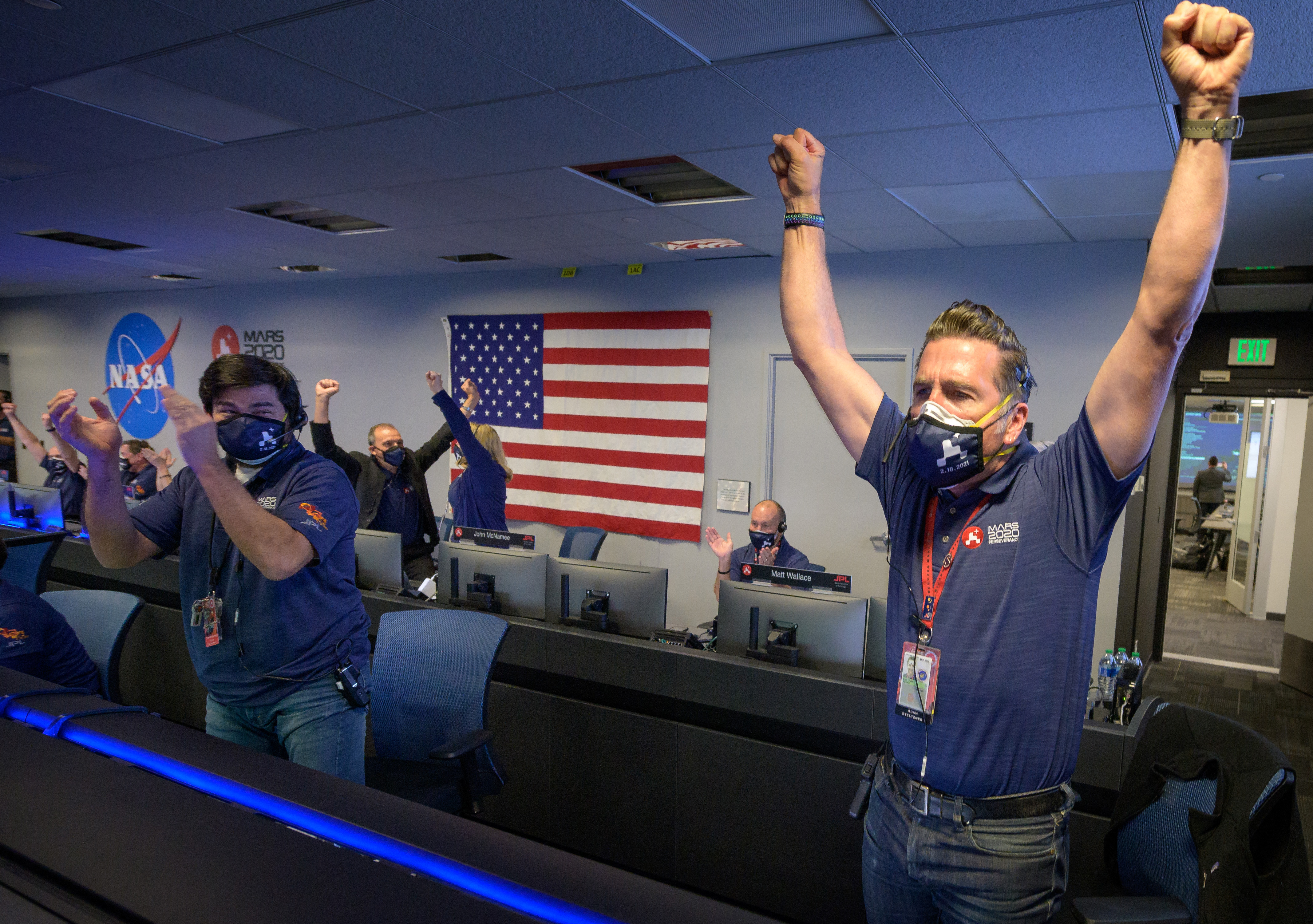 A NASA marsjárócsapata ünnepli a sikeres leszállást a pasadenai JPL--ben