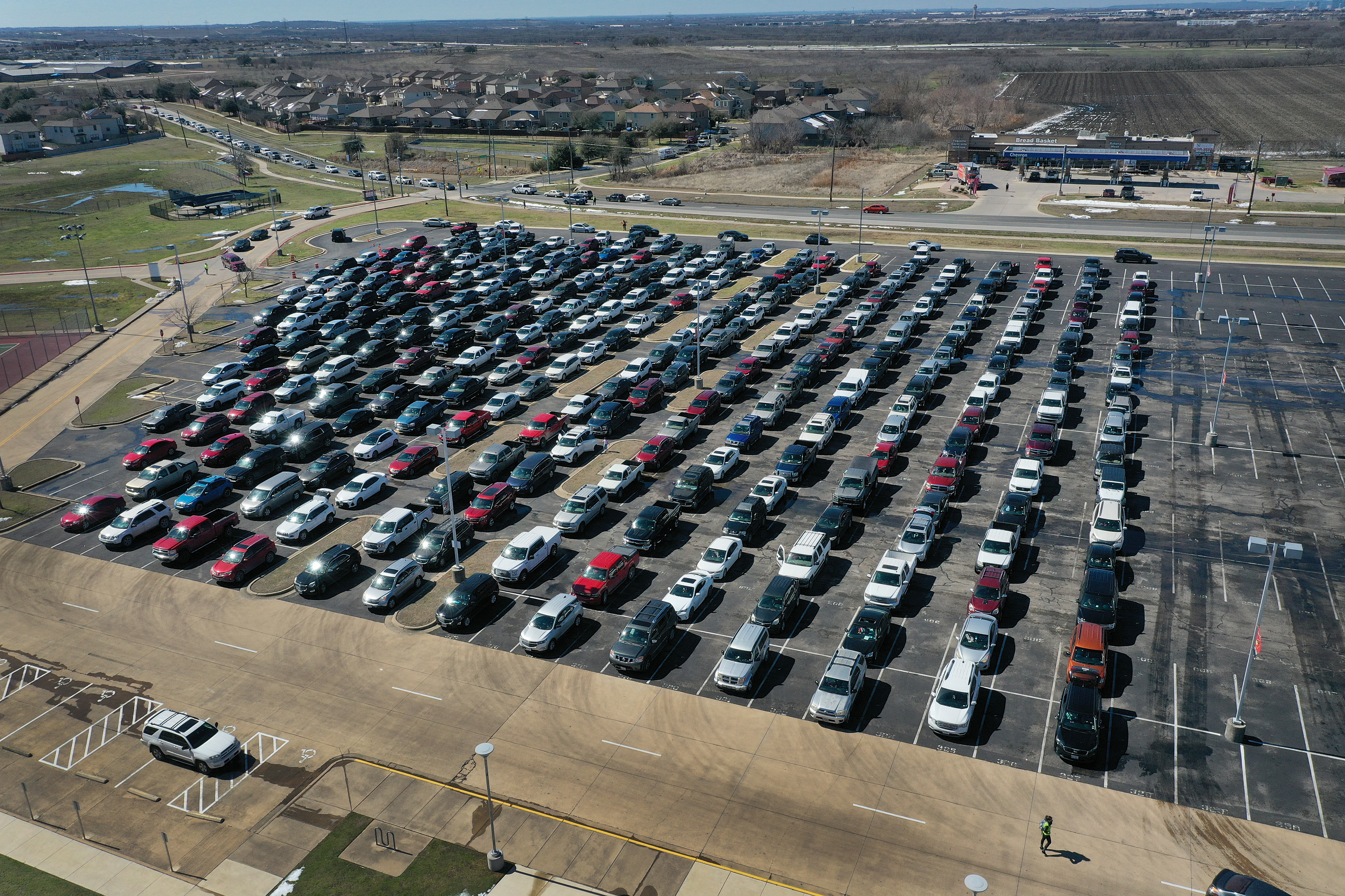 Ételosztásra érkezett autósok Austinban 2021. február 20-án.