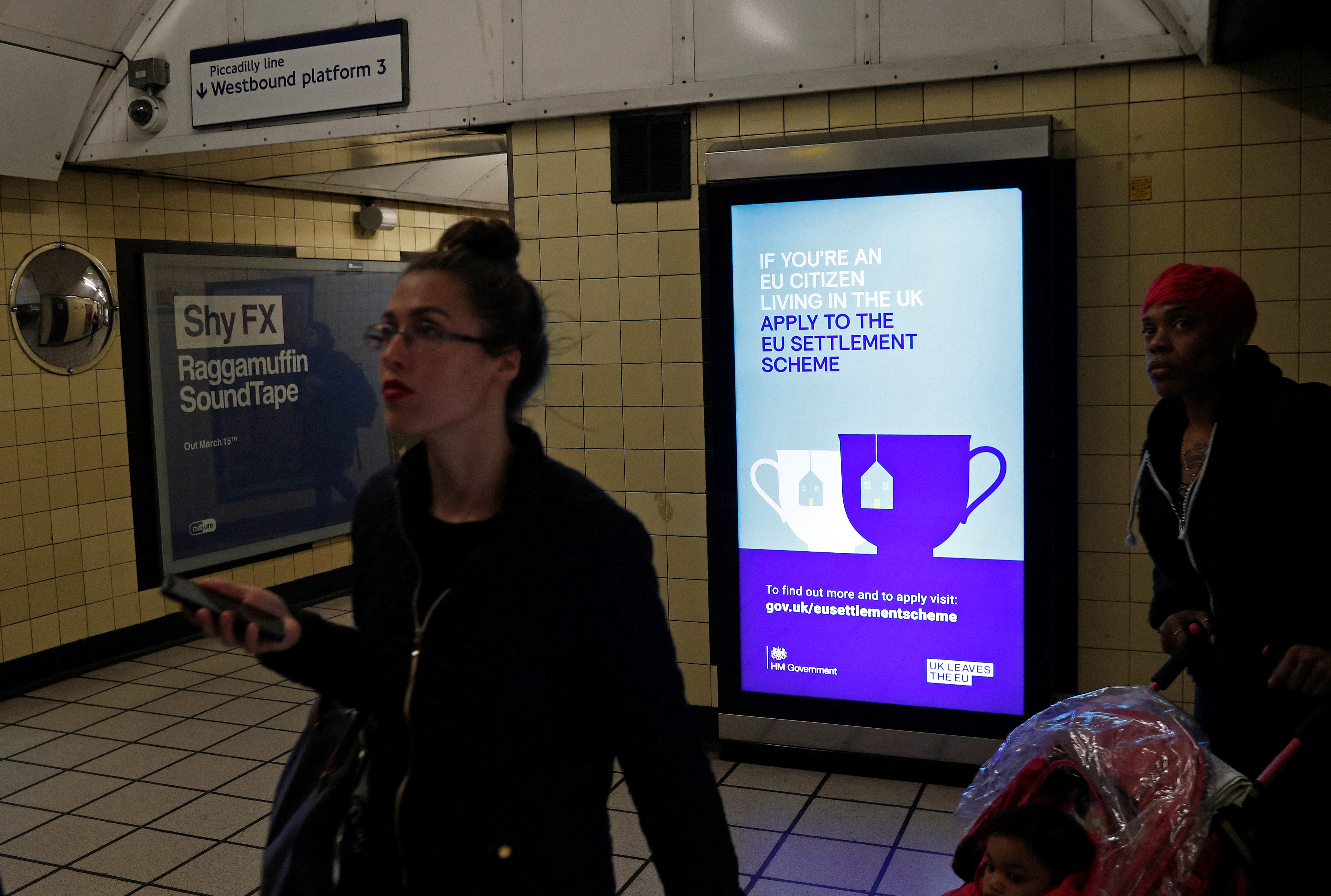 A tartózkodási regisztrációt hirdető plakát a londoni metróban