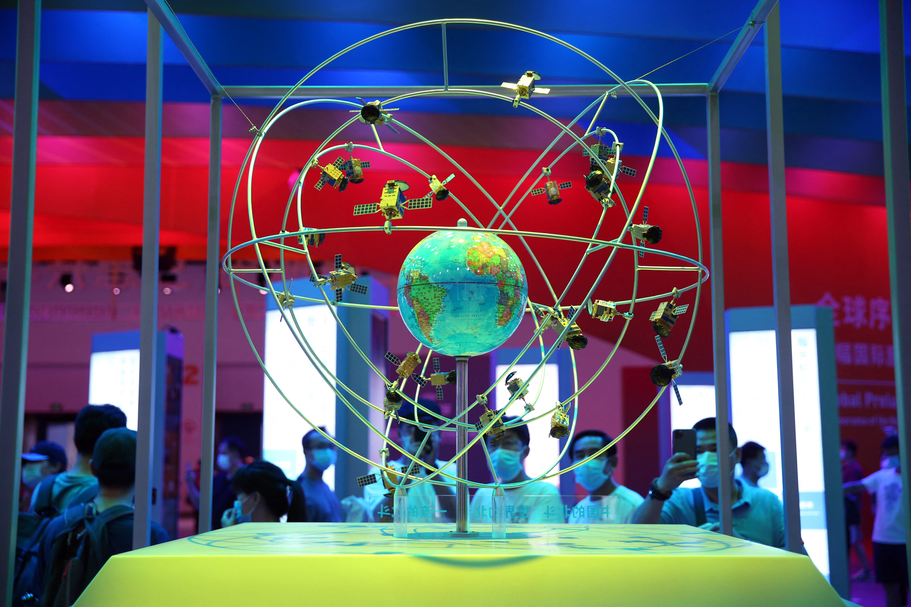 A BeiDou navigációsműhold-rendszer modellje egy pekingi konferencián, 2020 szeptemberében