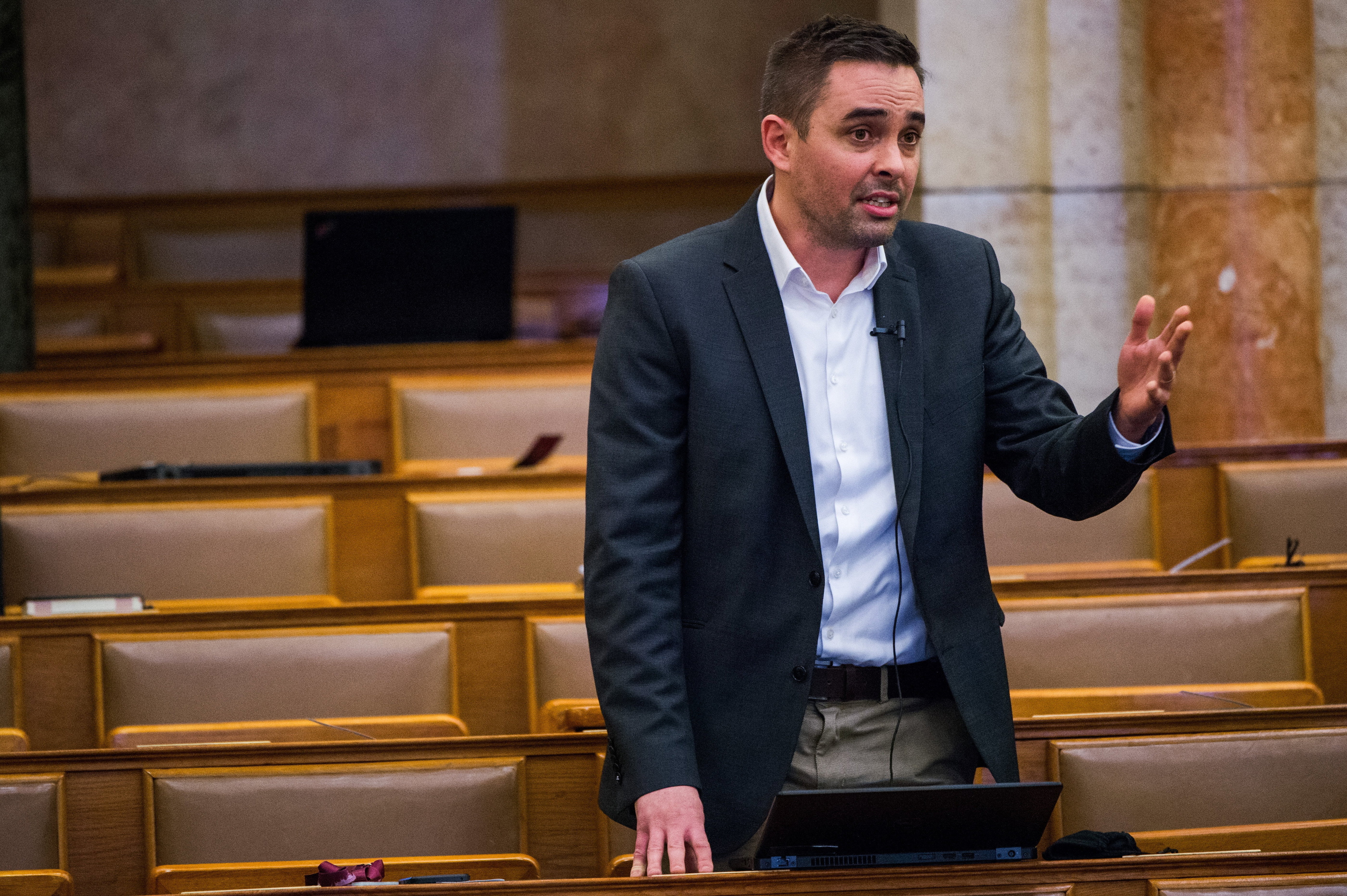 Stummer János, a Jobbik képviselője interpellál az Országgyűlés plenáris ülésén 2021. február 22-én.