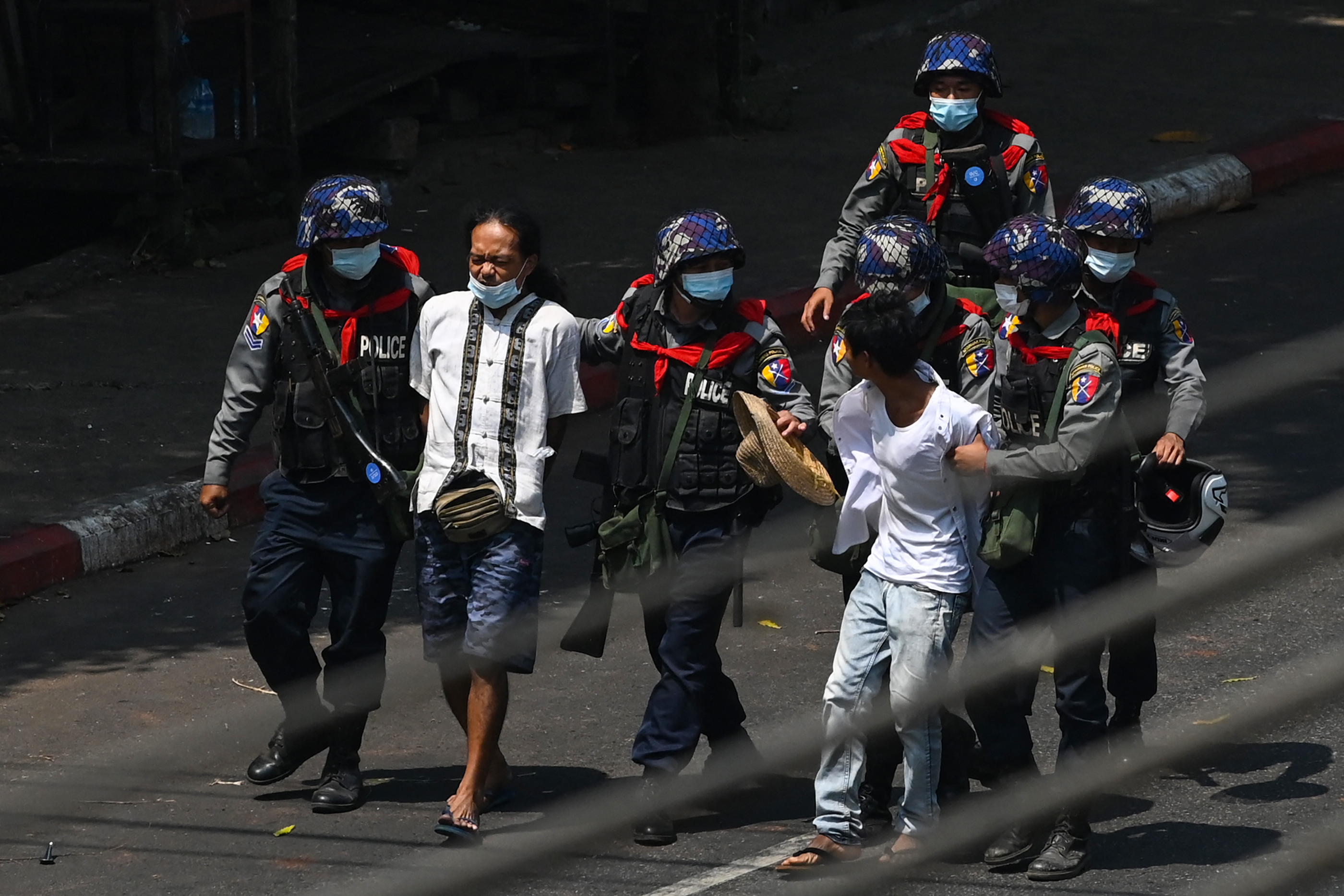 Rendőri erőszak Mianmarban, a hírek szerint egy tüntető meghalt