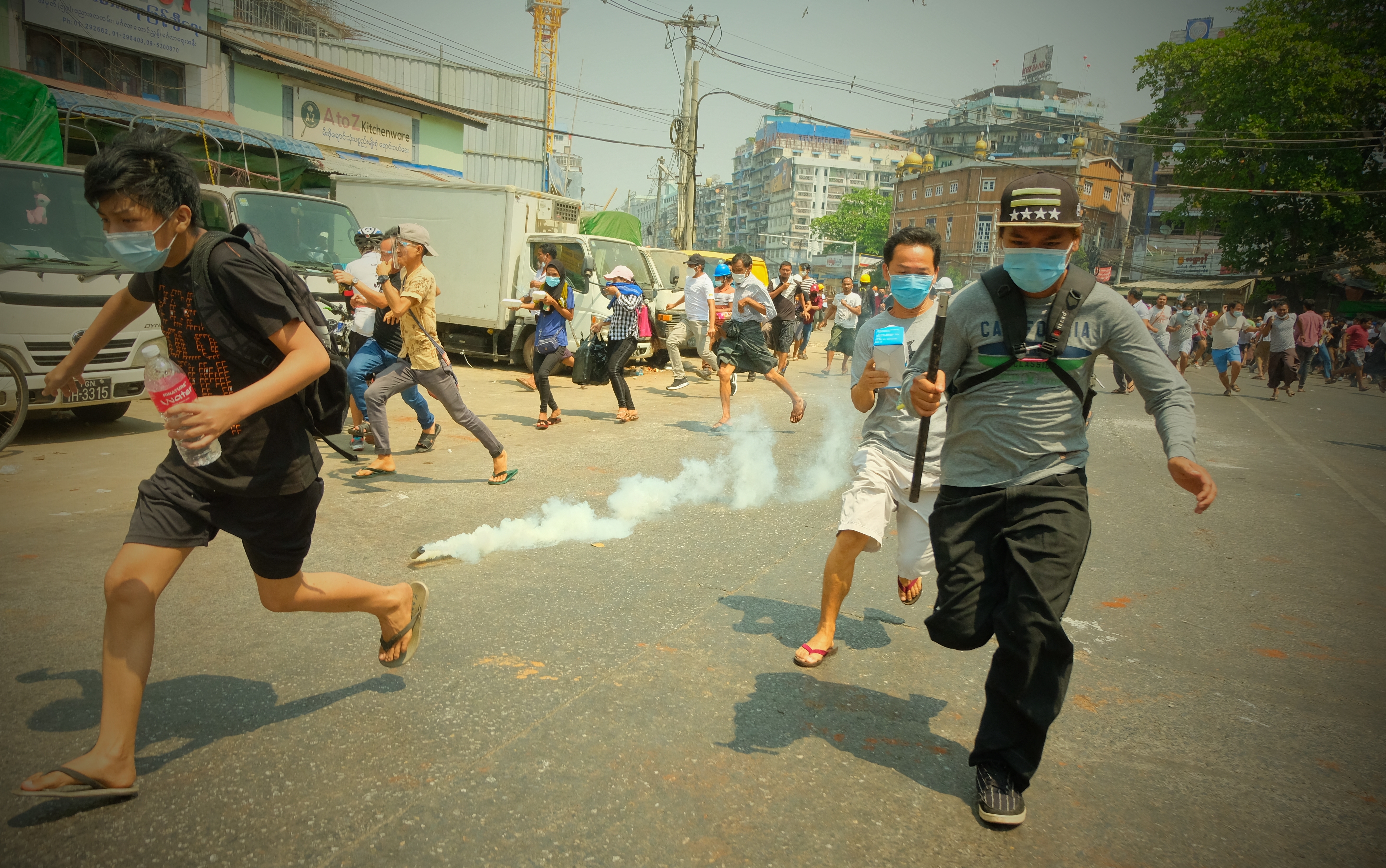 A rendőrség tüzet nyitott a mianmari tüntetőkre, legalább 18-an meghaltak
