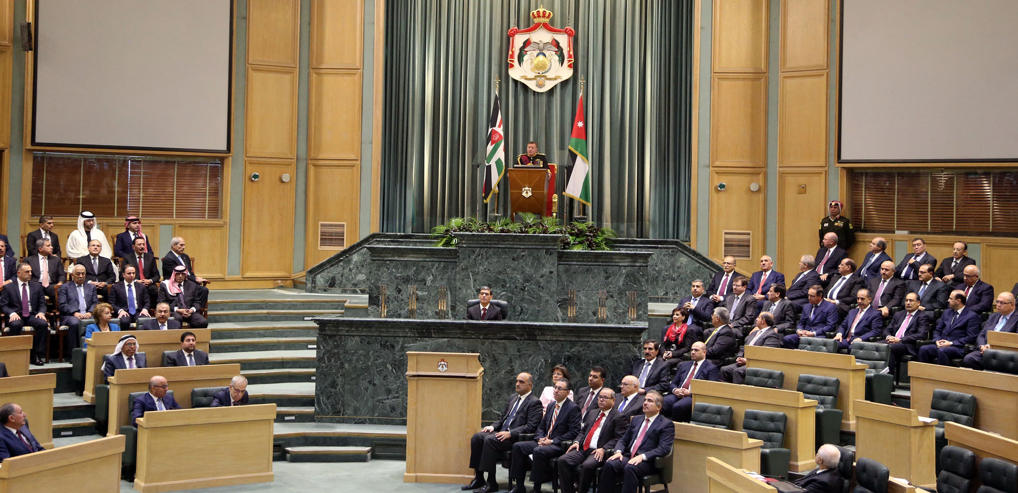 Jordánia két miniszterét is kirúgták, miután a járványügyi szabályokat megszegve buliztak egy nagyot