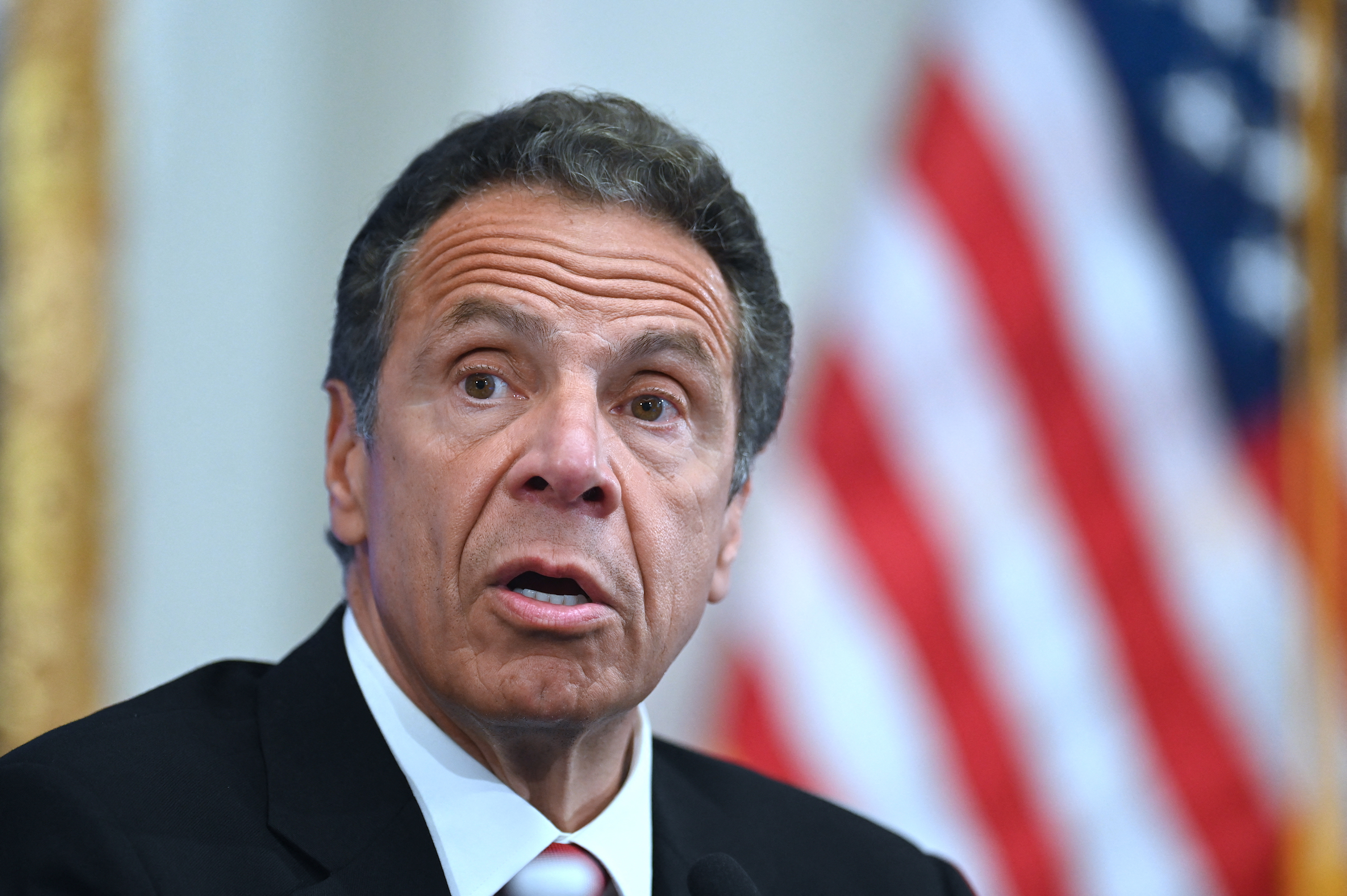 Már szexuális zaklatással és fenyegetéssel is vádolják New York kormányzóját