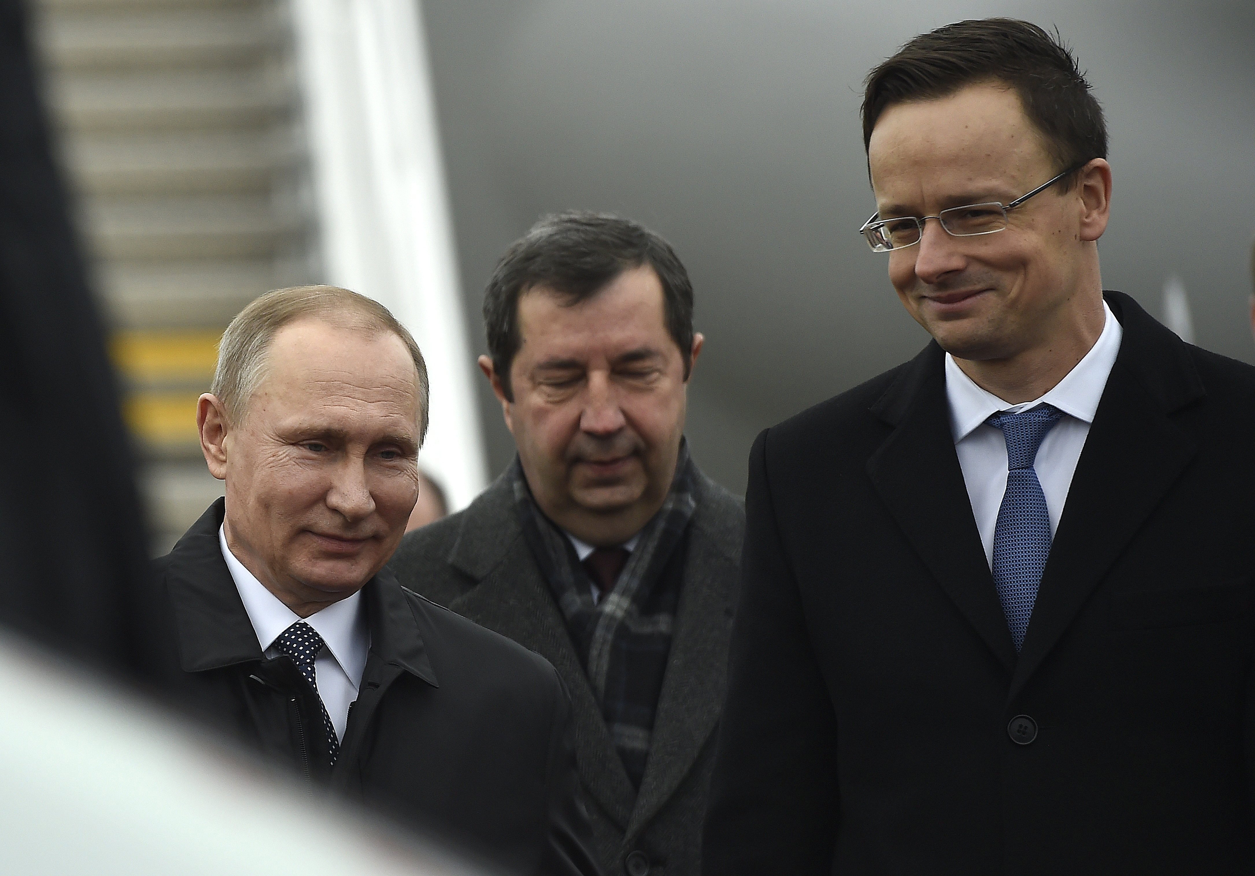 Vlagyimir Nyikolajevics Szergejev (középen) Vlagyimir Vlagyimirovics Putyin (b) és Szijjártó Péter (j) társaságában 2017. február 2-án, Putyin elnök budapesti landolása után.