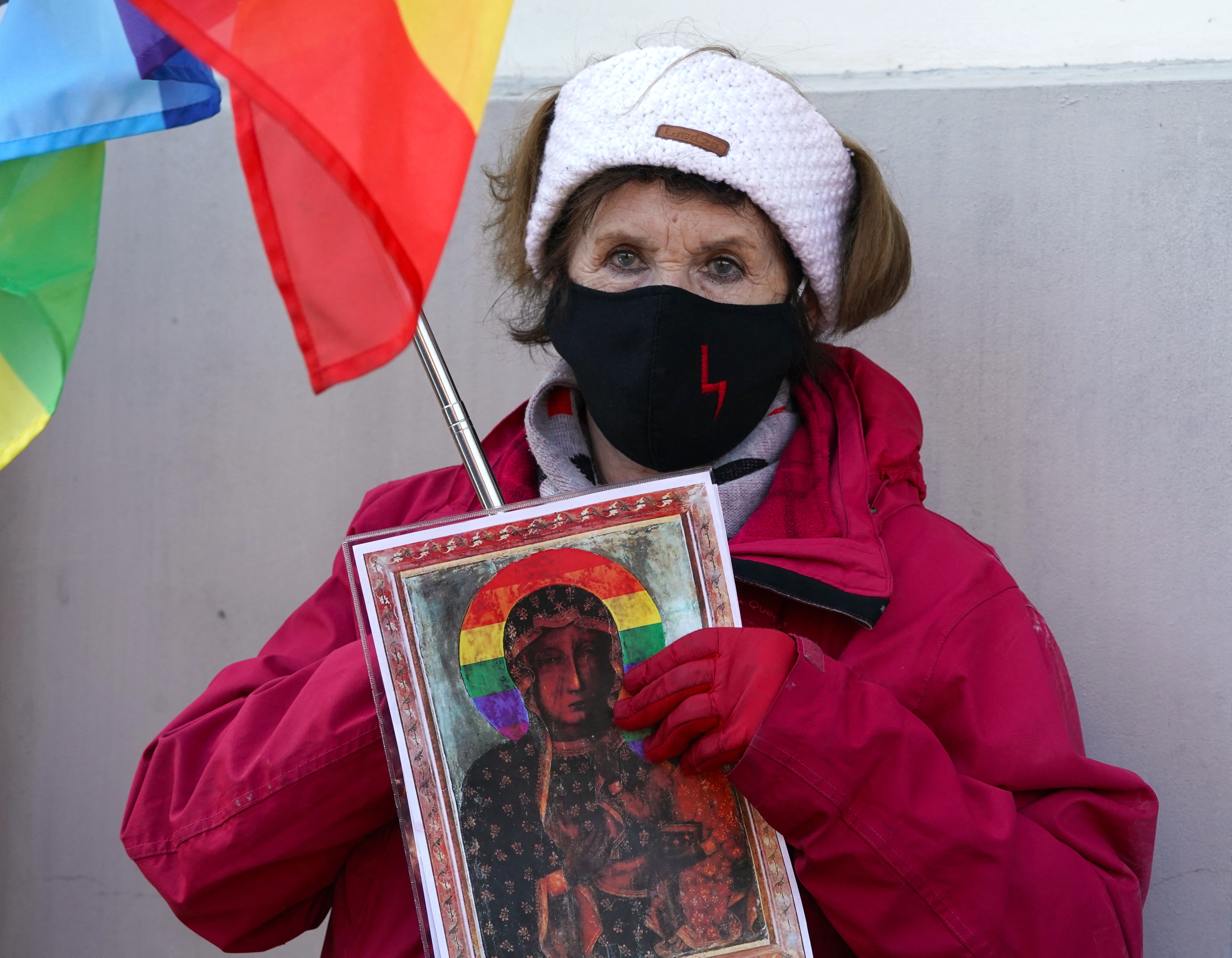 Egy lengyel bíróság szerint nem bűn LMBTQ-szivárványos glóriát festeni Szűz Mária és a kis Jézus fölé