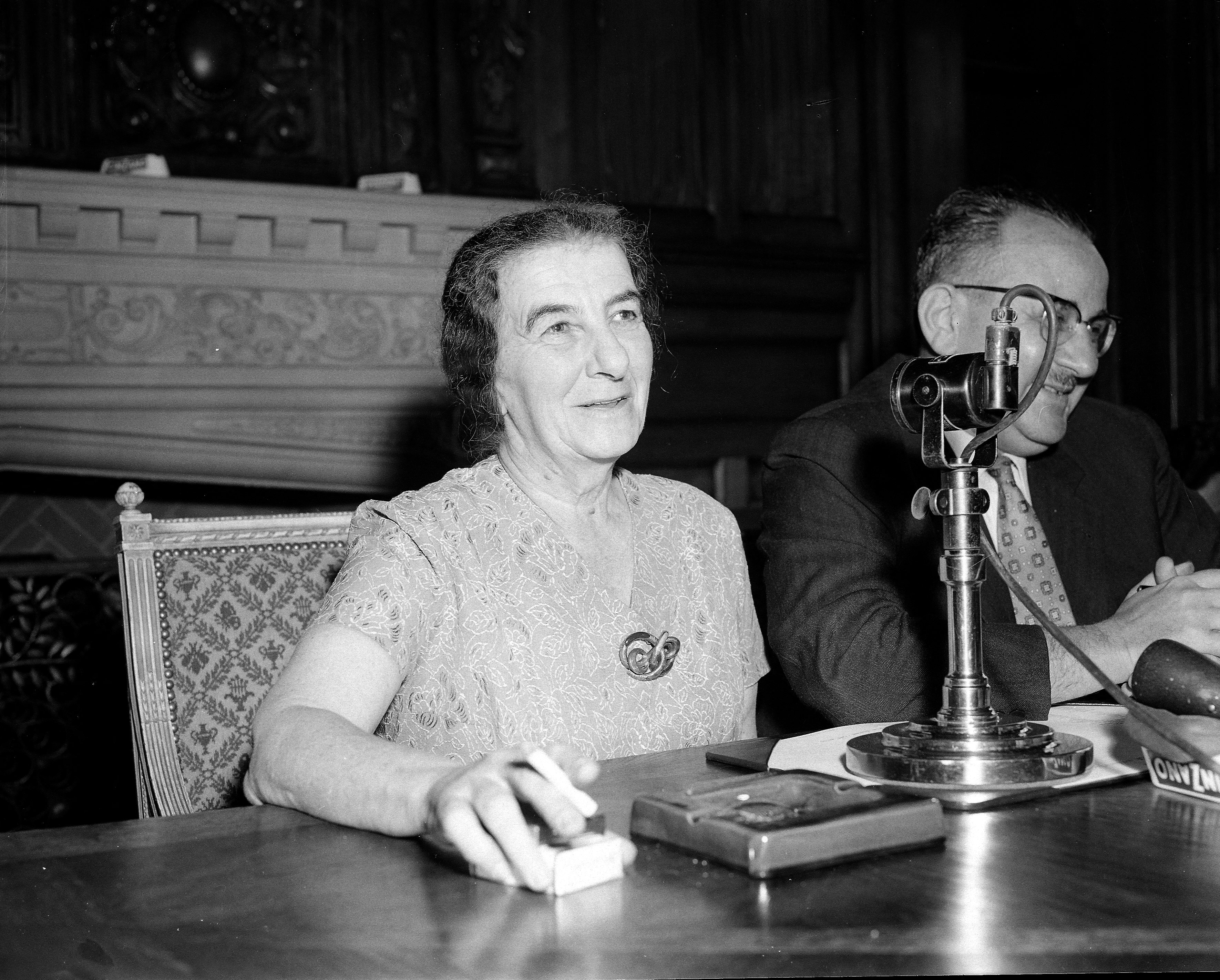 Golda Meir 1958-ban Izrael franciaországi nagykövetével.