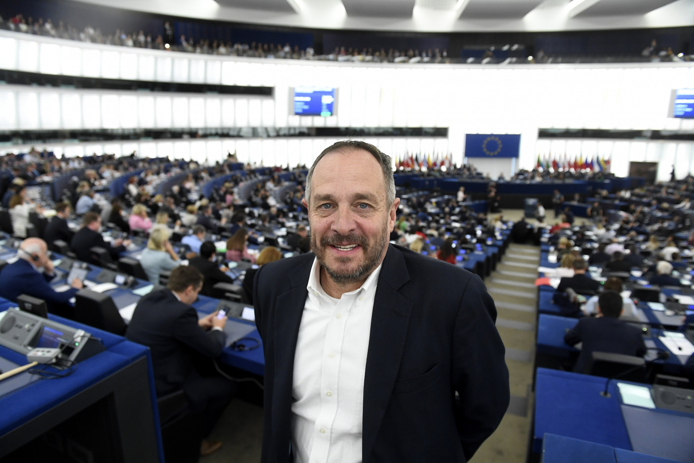 Számonkérték a KDNP EP-képviselőjét, miért maradt a baloldali, háborúpárti Néppártban