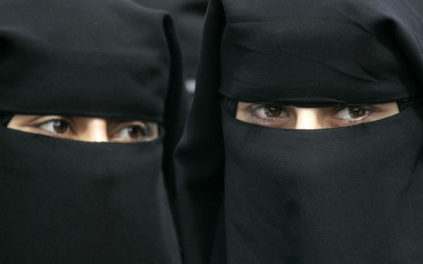 Átmenetileg betiltották a nikáb viselését Dagesztánban
