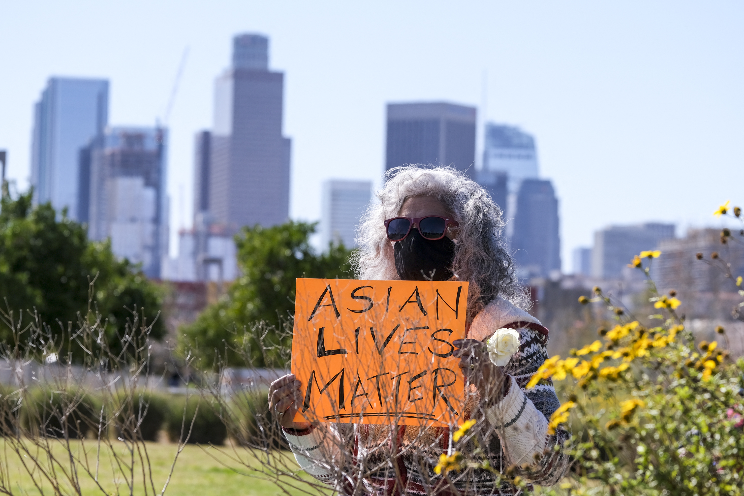 Transzparens egy Los Angeles-i tüntetésen