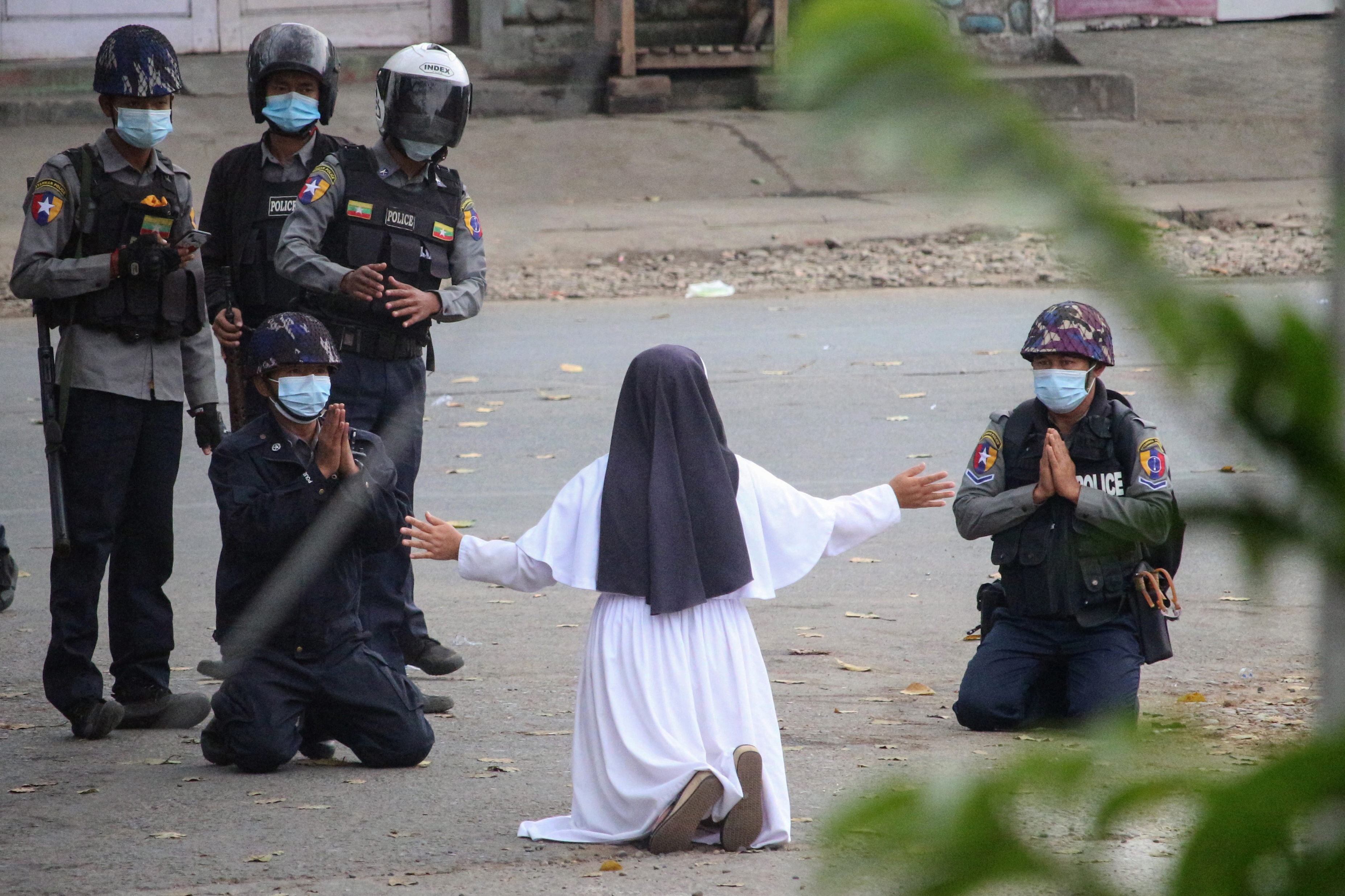 „Engem lőjetek inkább” – kérte térdelve a mianmari apáca a tüntetőkre támadó rohamrendőröket
