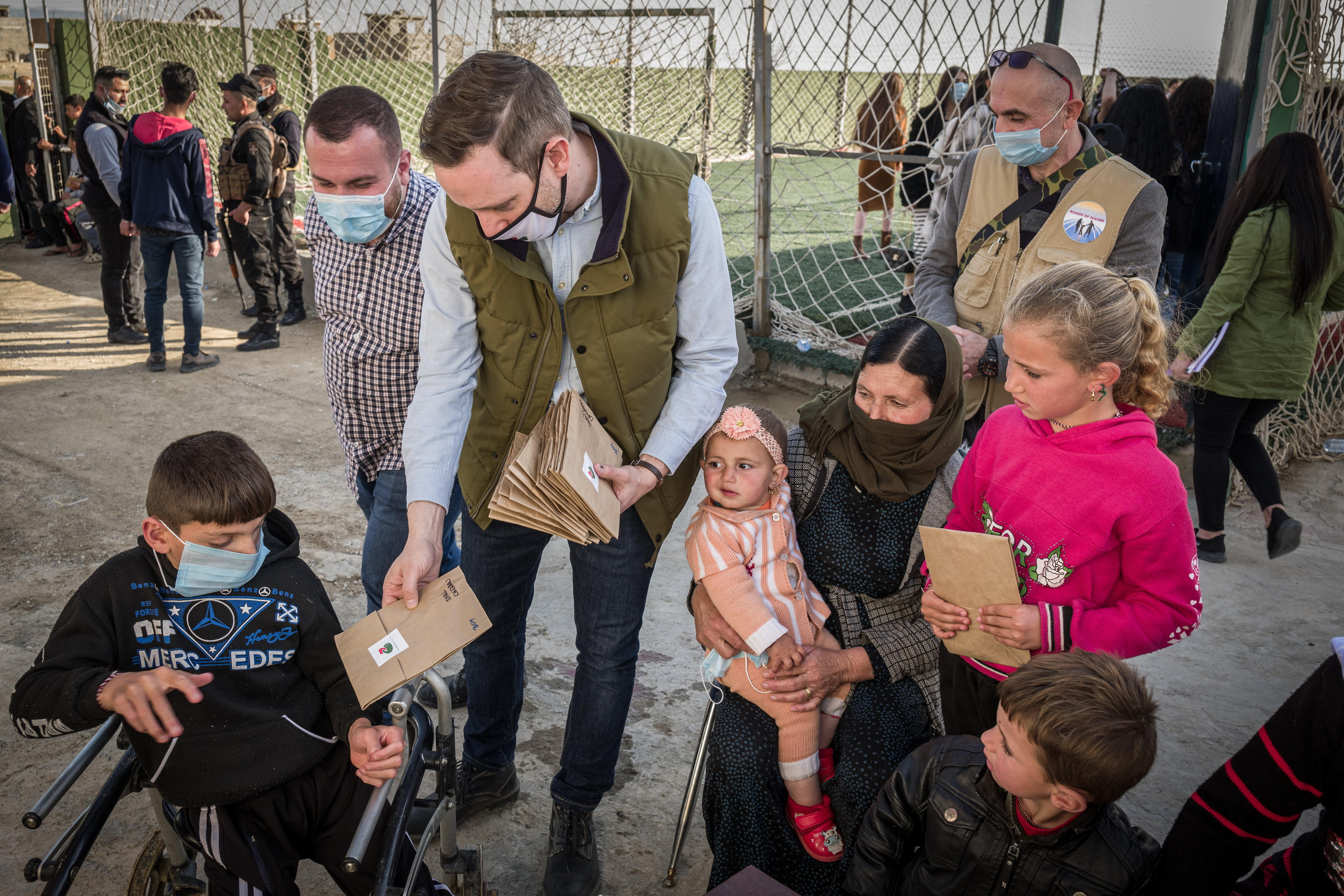 Azbej Tristan, az üldözött keresztények megsegítéséért és a Hungary Helps program megvalósításáért felelős államtitkár (k) Khankéban a jezidi menekülttáborban tesz látogatást 2021. március 8-án