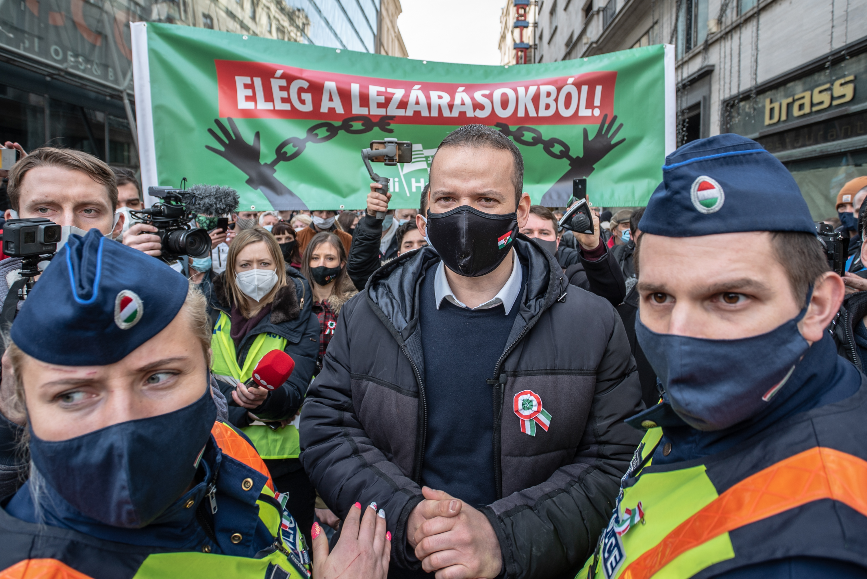 Toroczkai László, a Mi Hazánk Mozgalom elnöke, a párt lezárások elleni tüntetésén március 15-én