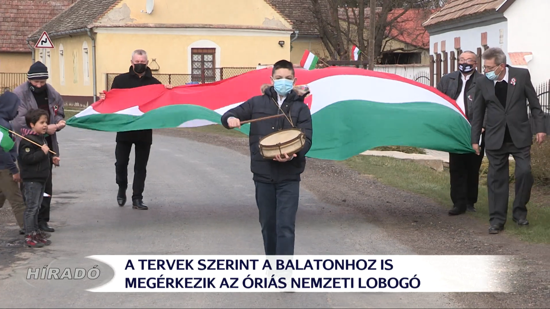 Óriási nemzeti zászlóval járják körbe az országot és a Balatont