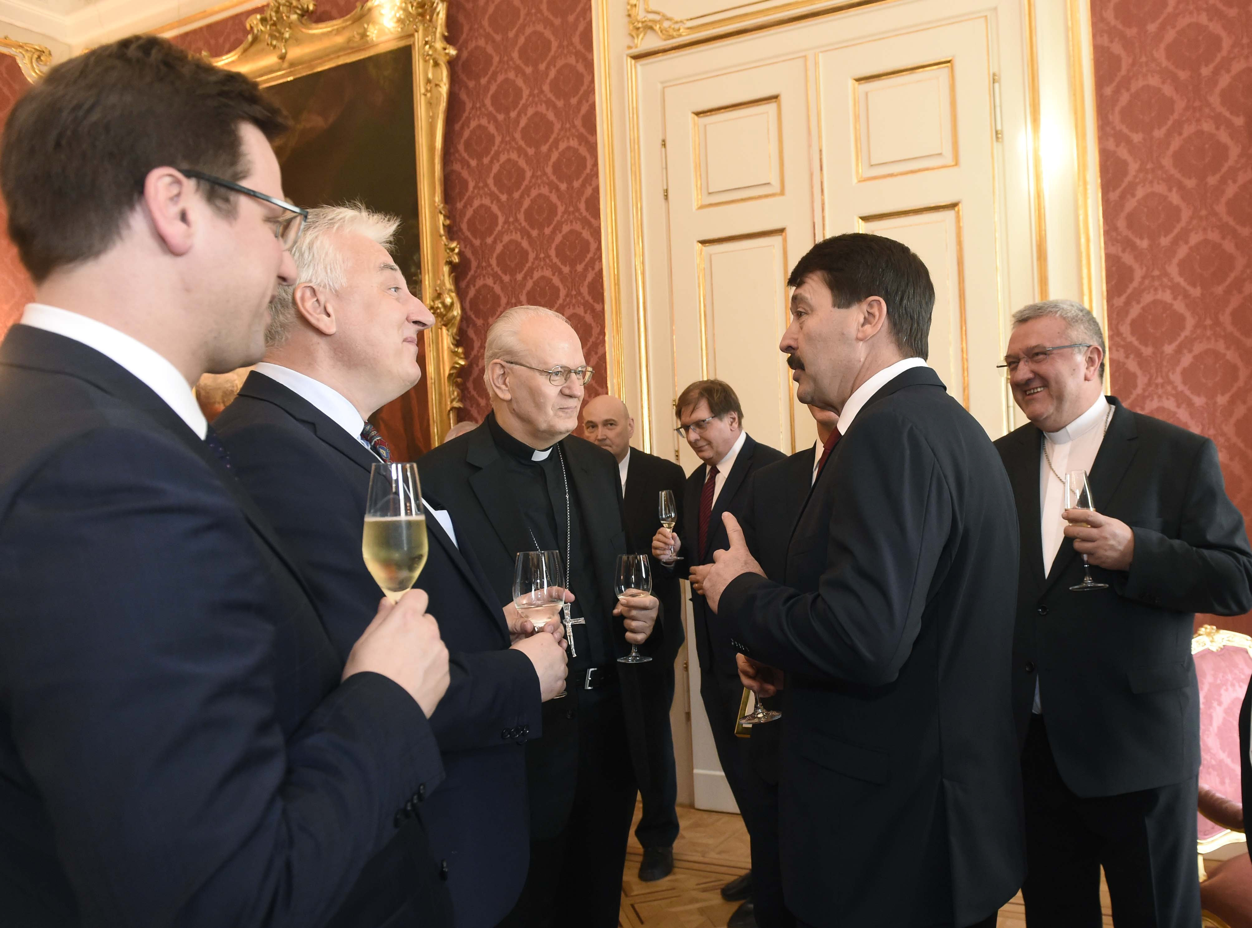 Gulyás, Semjén és Áder a magyar katolikus egyház két vezetőjével, Erdő Péterrel és Veres Andrással, 2019 decemberében