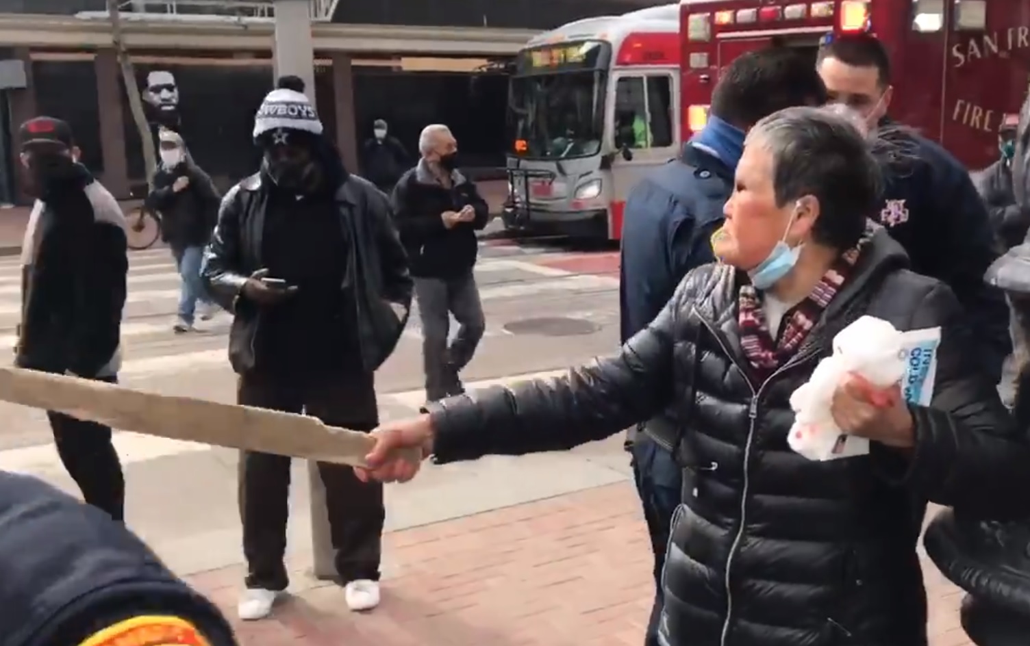 Internetes népi hős lett a 76 éves kínai származású nő, aki fadarabbal tanította móresre rasszista támadóját San Fransiscóban