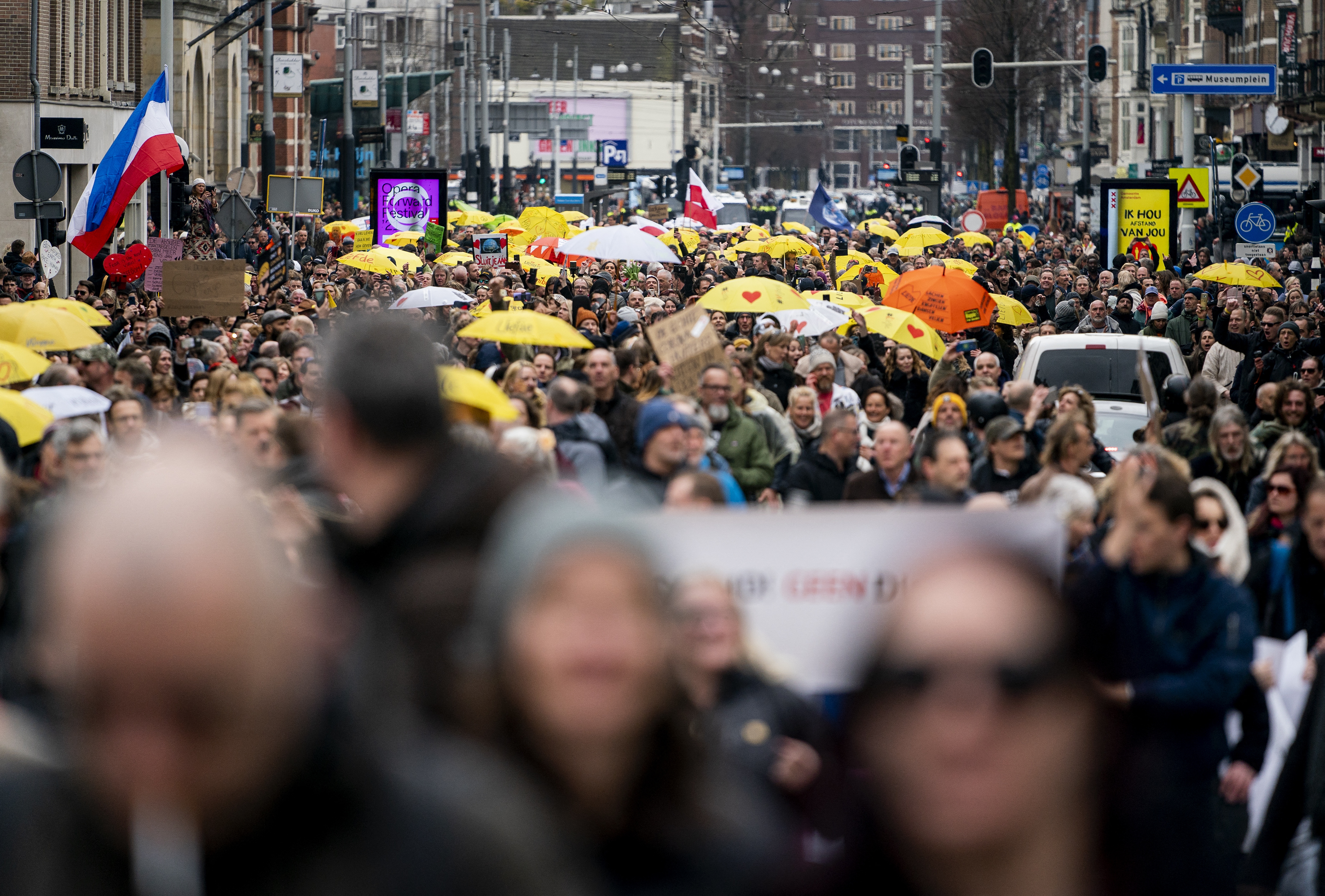 Vízágyúval oszlatták szét Amszterdamban a járványügyi korlátozások ellen tiltakozó tömeget
