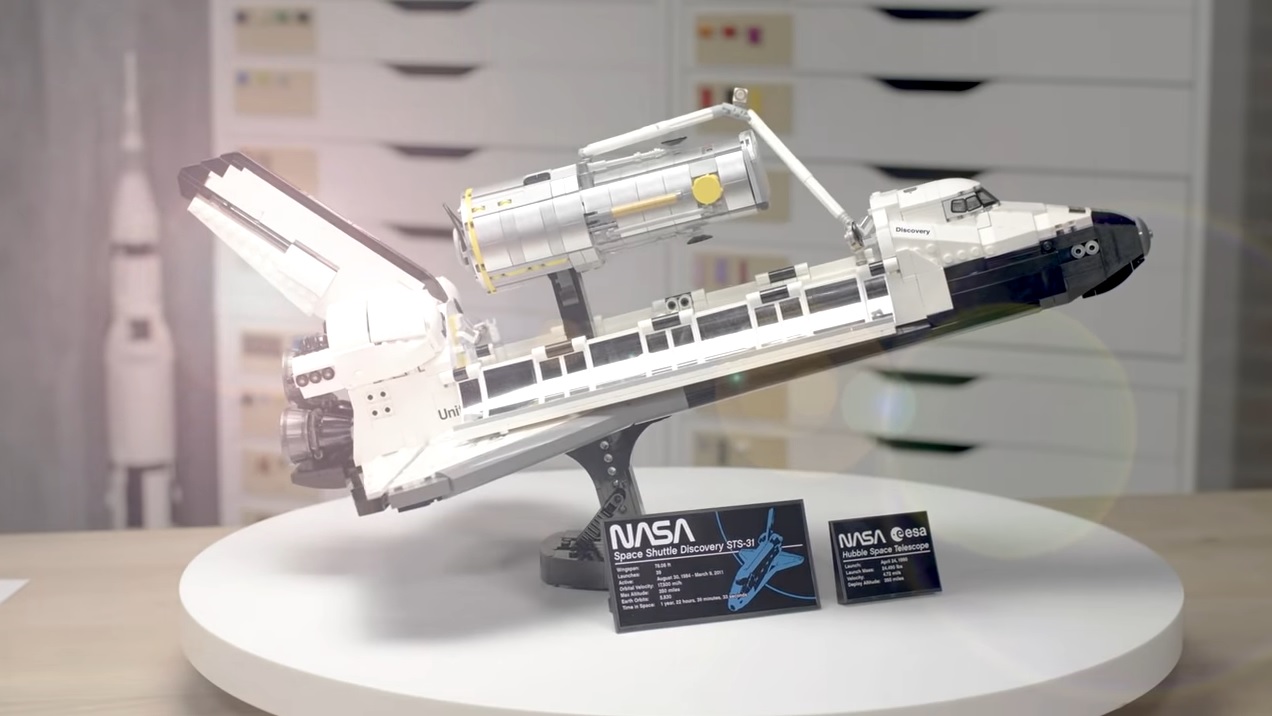 A Lego piacra dobta a Discovery űrrepülőgép és a Hubble űrtávcső részletes modelljét