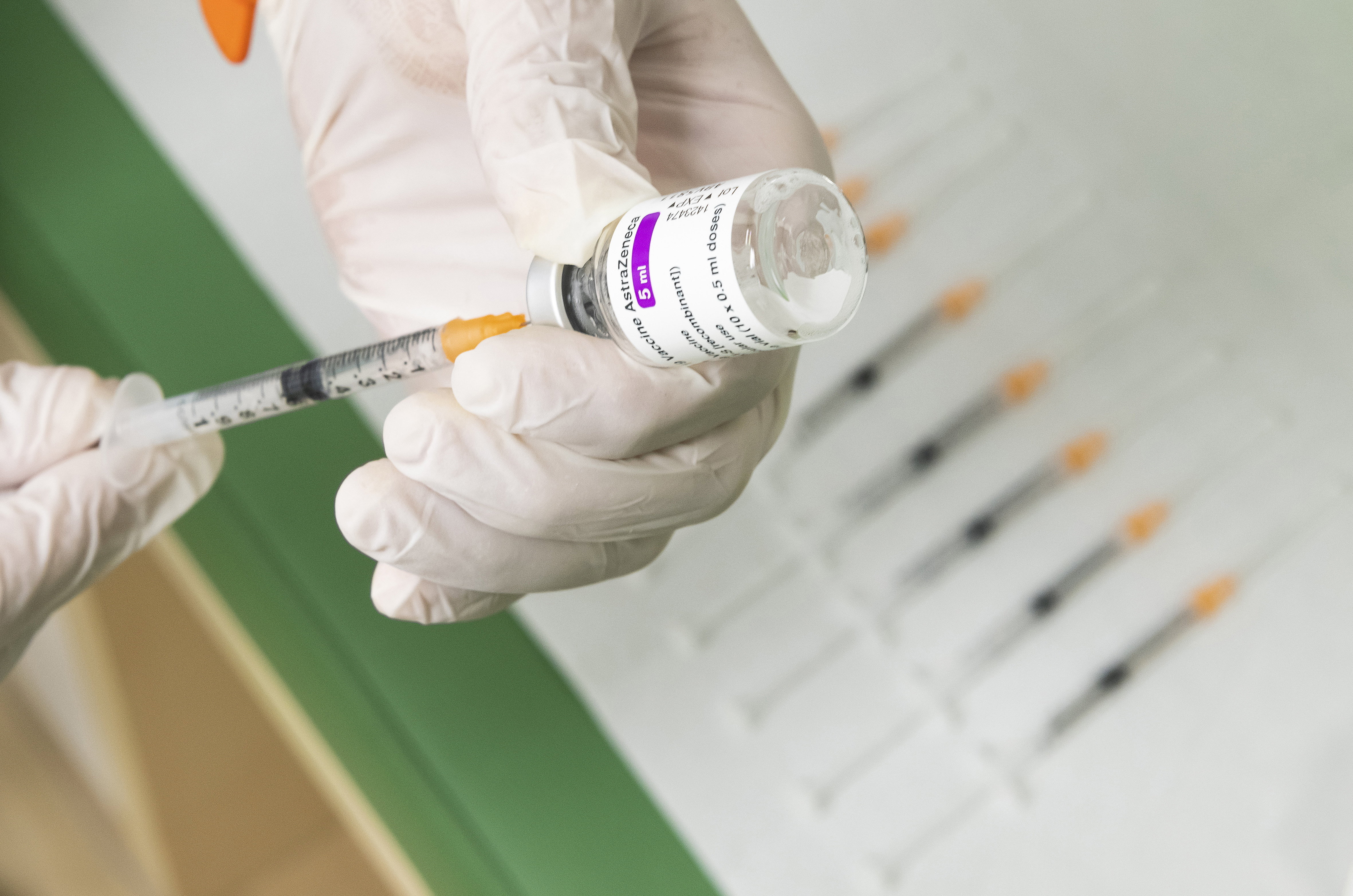 Az EMA egyik vezető tisztségviselője szerint egyre nehezebb azt állítani, hogy nincs összefüggés az AstraZeneca-vakcina és a vérrögképződéses esetek között