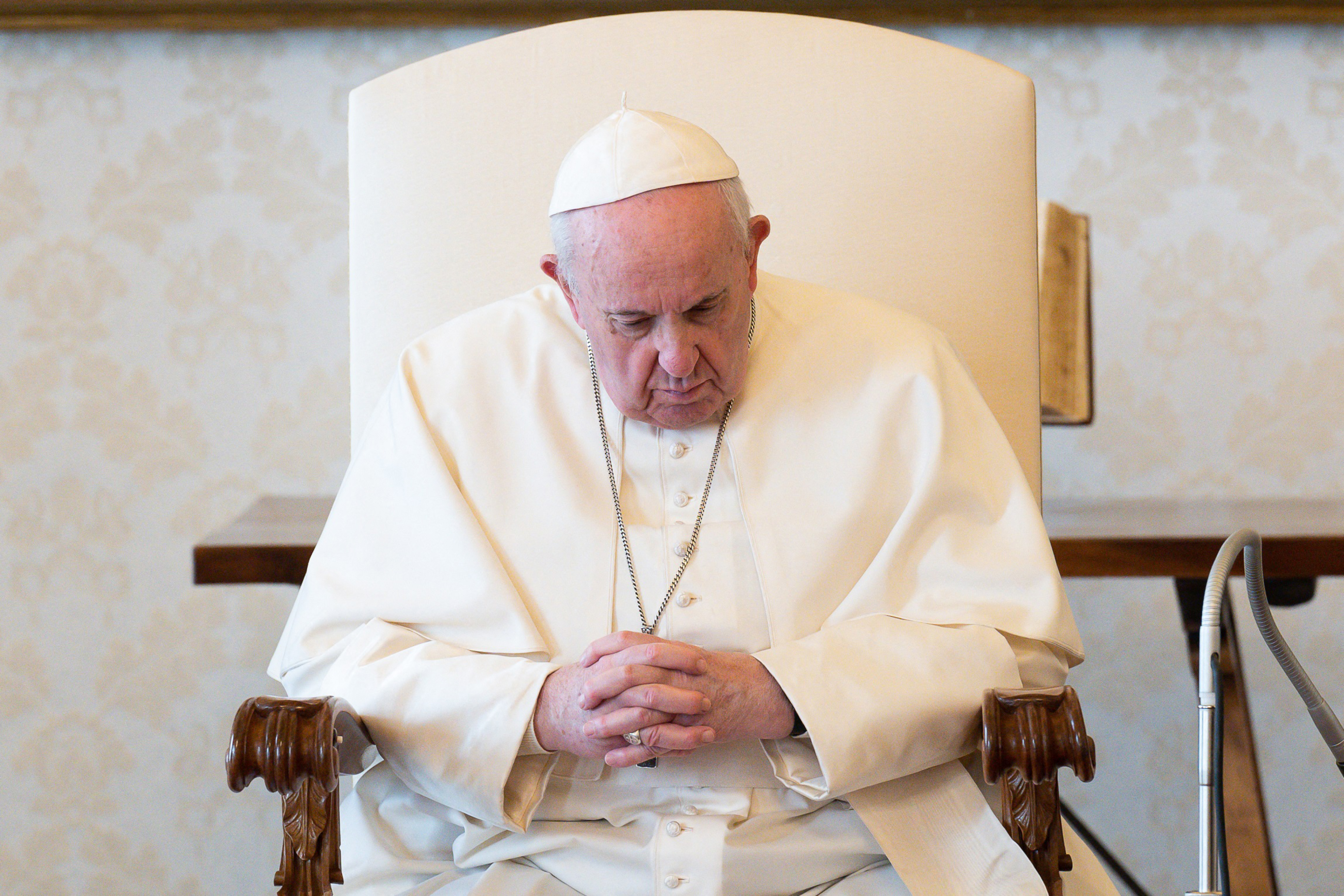 A járvány miatt csökkenti a bíborosok fizetését a pápa