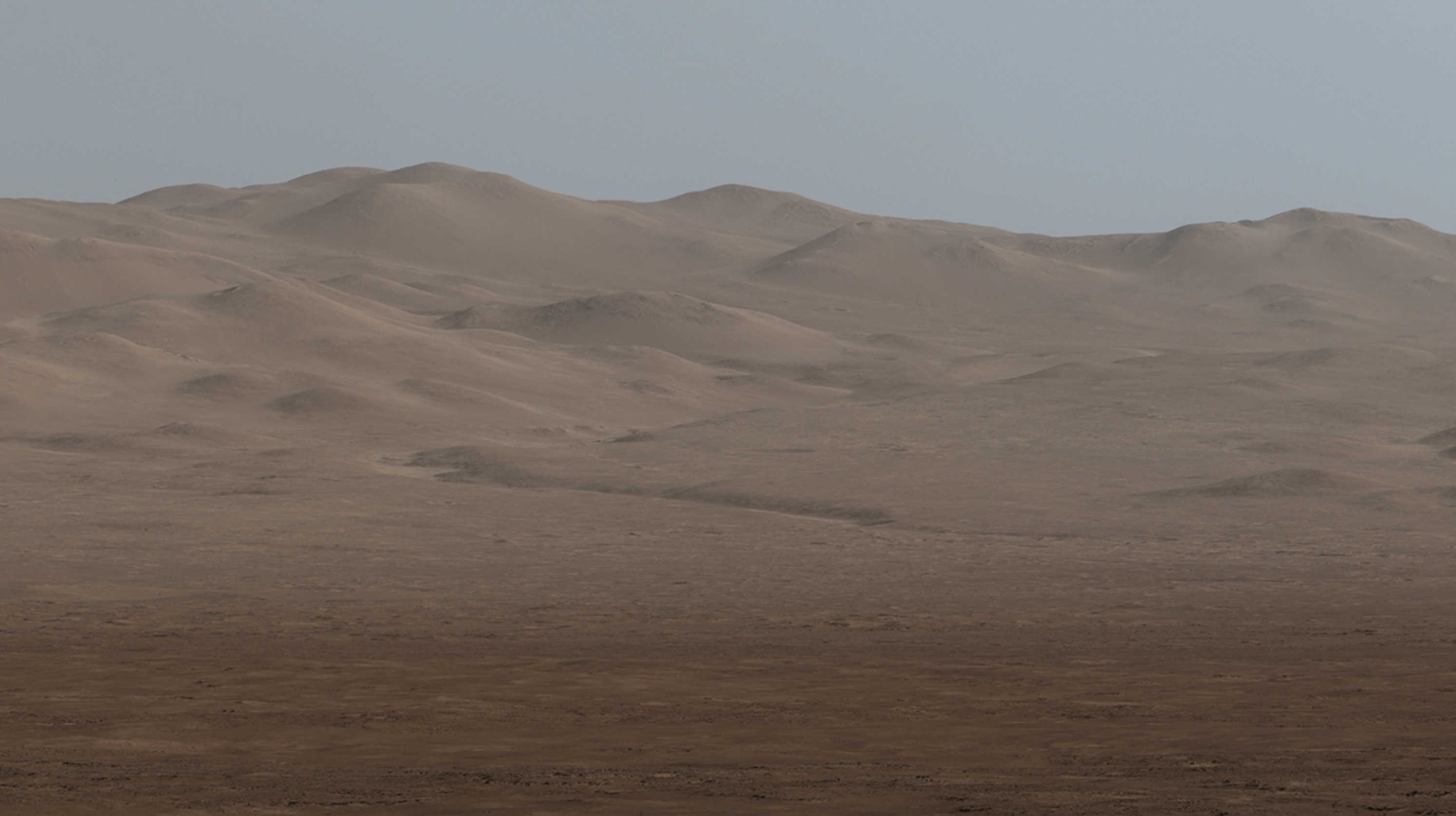 A Gale-kráter falán kanyargó Peace Vallis folyóvölgy (középen), a NASA Curiosity marsjárójának felvételén.