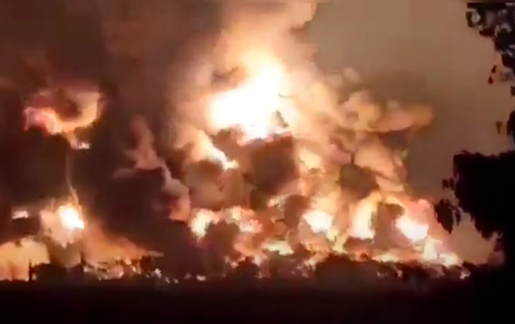 Hatalmas lángokkal ég Indonézia egyik legnagyobb olajfinomítója