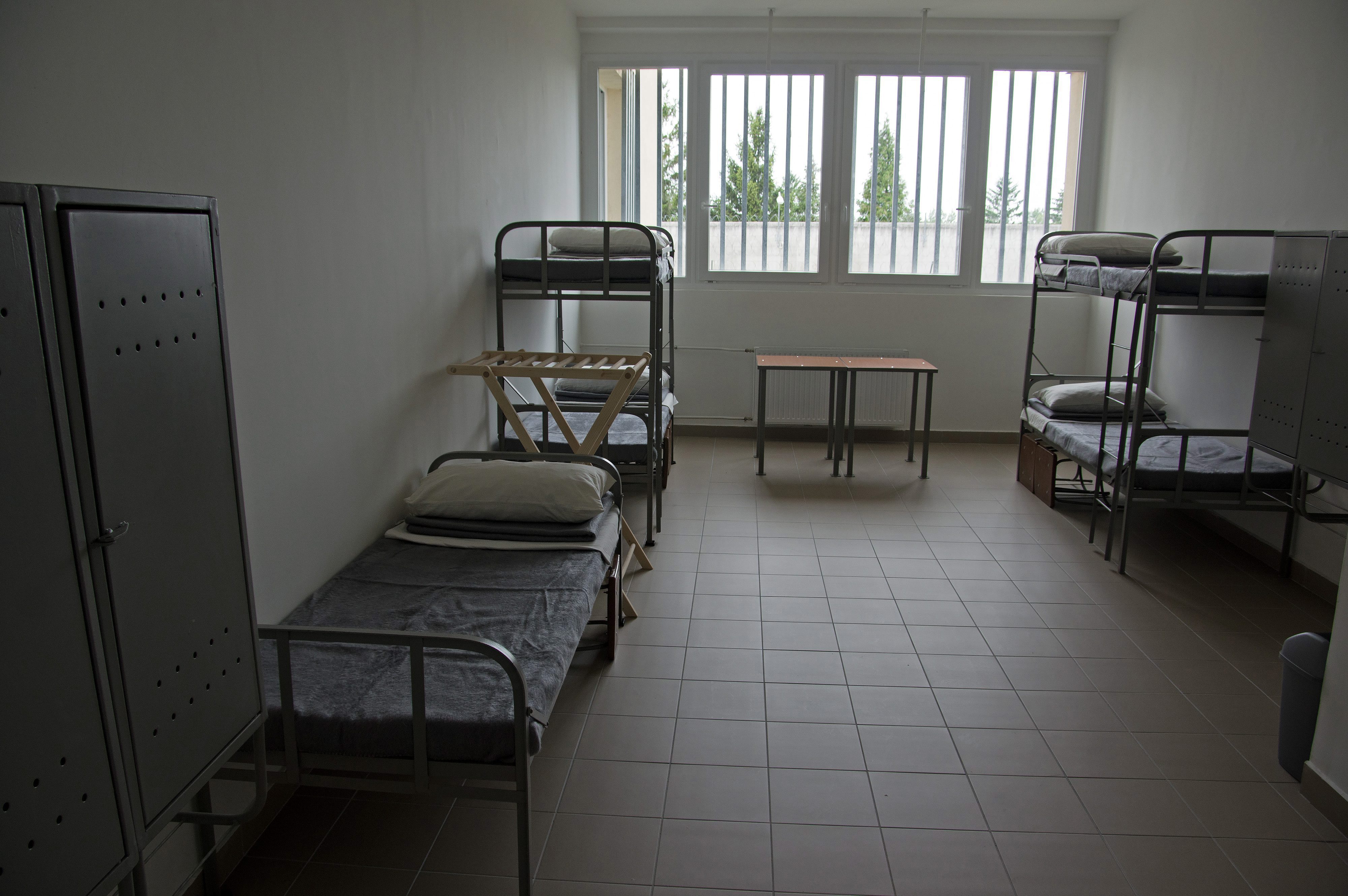 Fogvatartotti körlet a Szombathelyi Országos Büntetés-végrehajtási Intézet korábban használaton kívüli épületében Szombathelyen 2015. július 13-án.