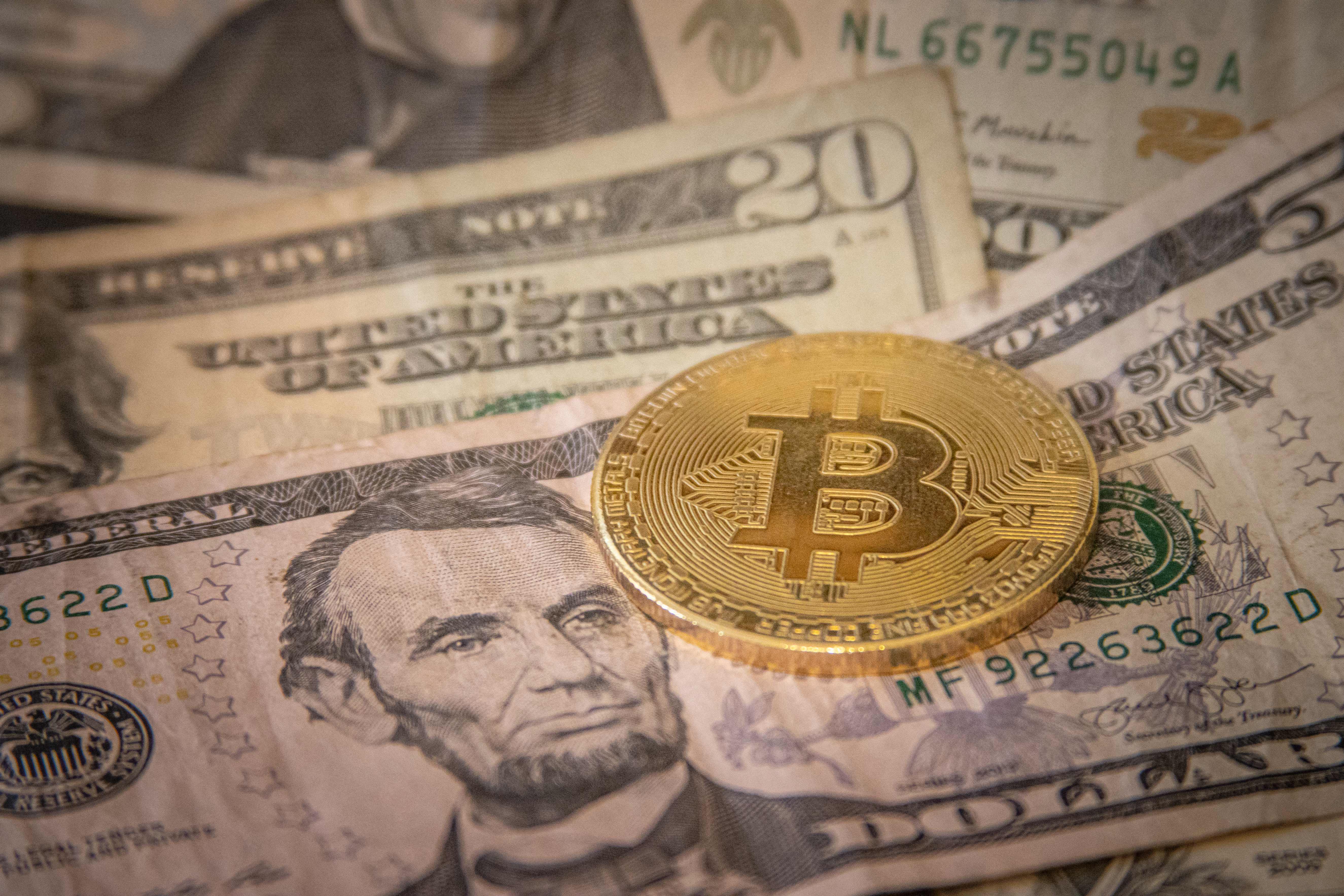 A gazdagok ráugrottak a bitcoinra, mert már az is biztosabbnak tűnik a pénznél