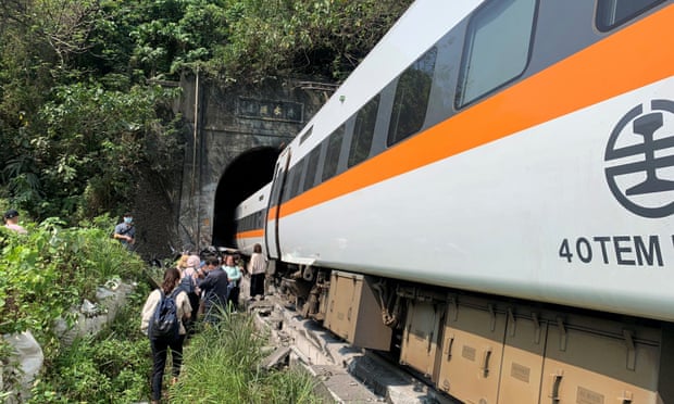 Alagútban siklott ki egy vonat Tajvanon, több tucat áldozata van a balesetnek